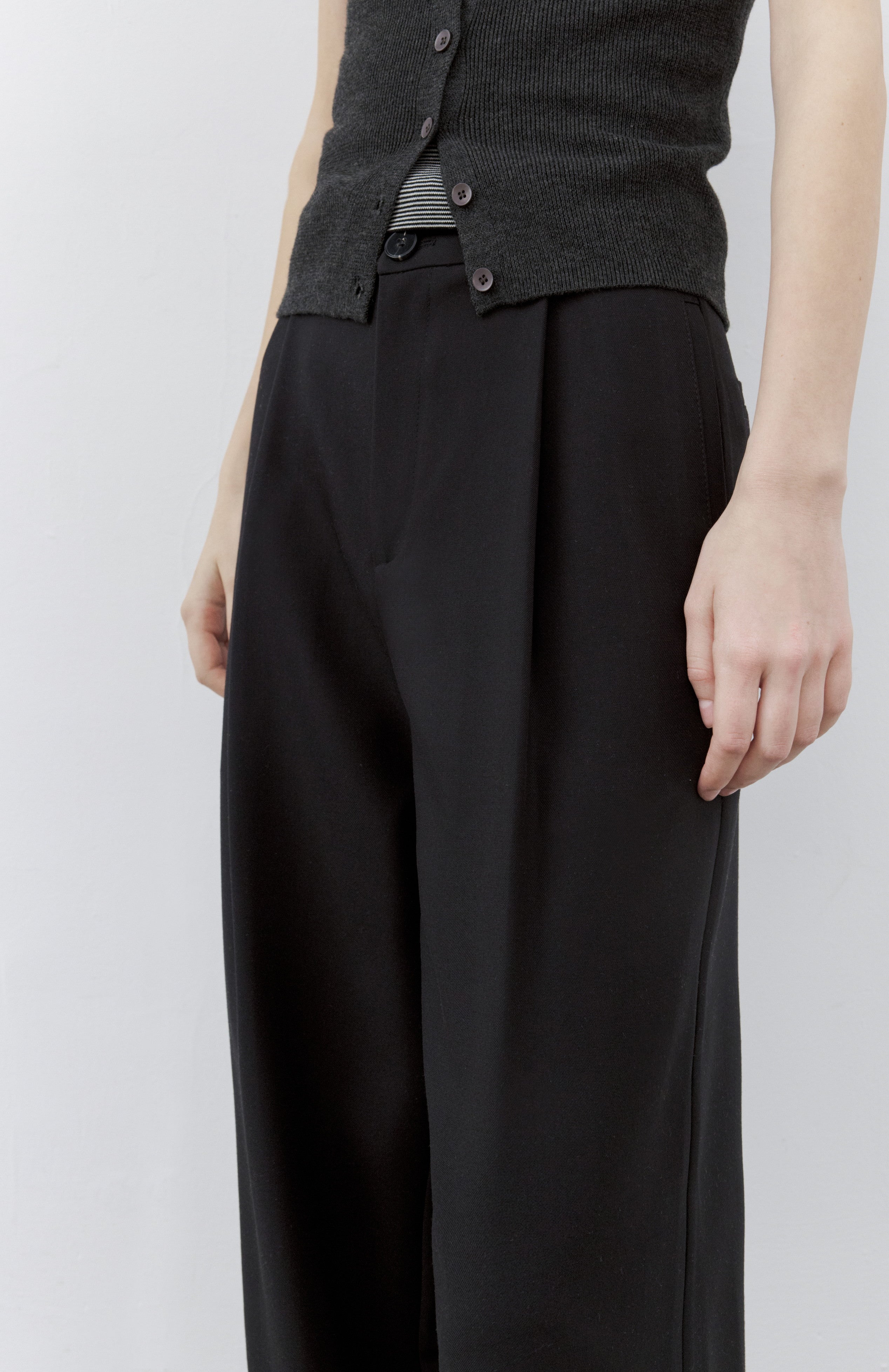 DRAPE STRAIGHT SLACKS