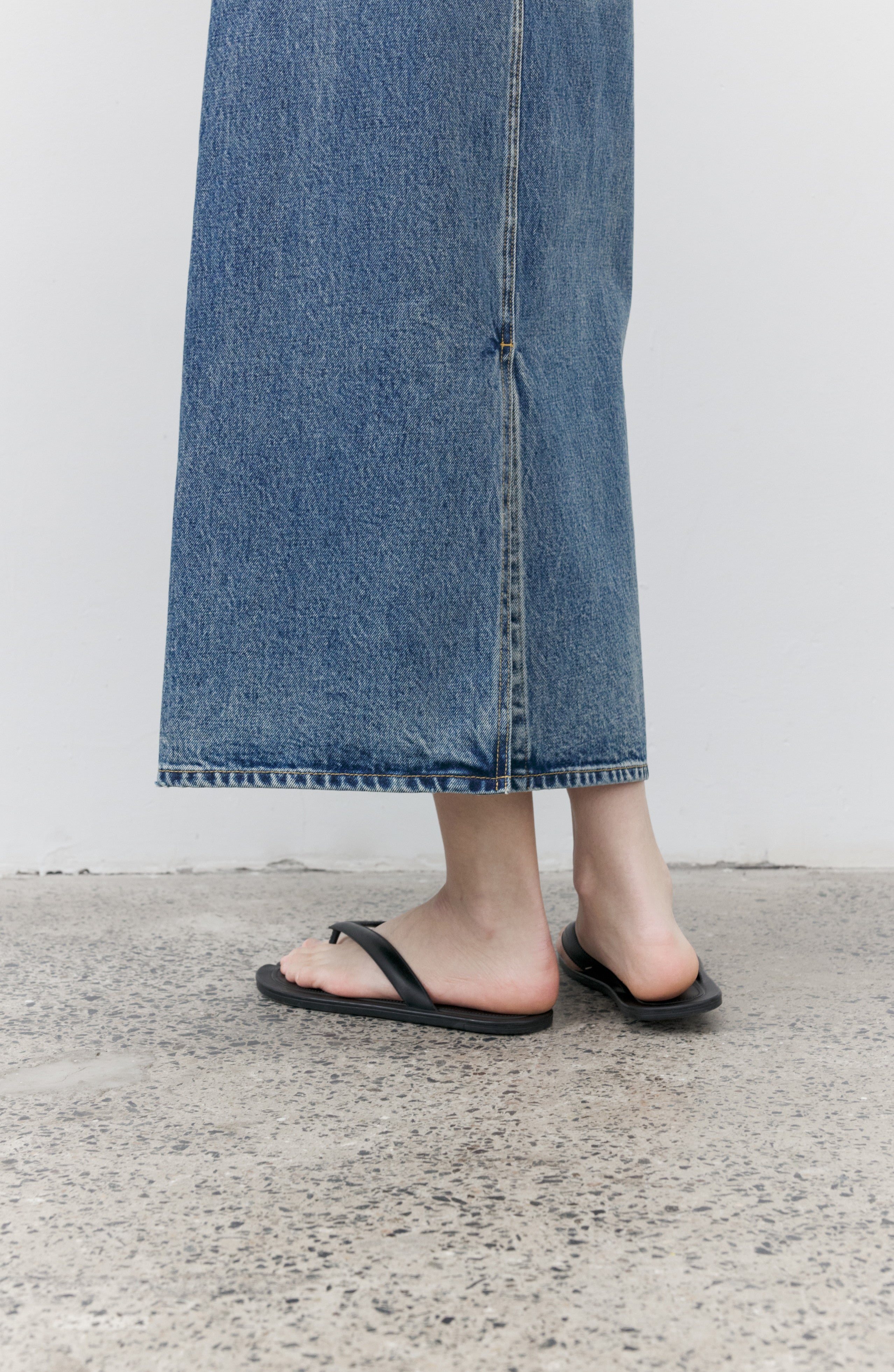 BASIC SLIT DENIM SKIRT