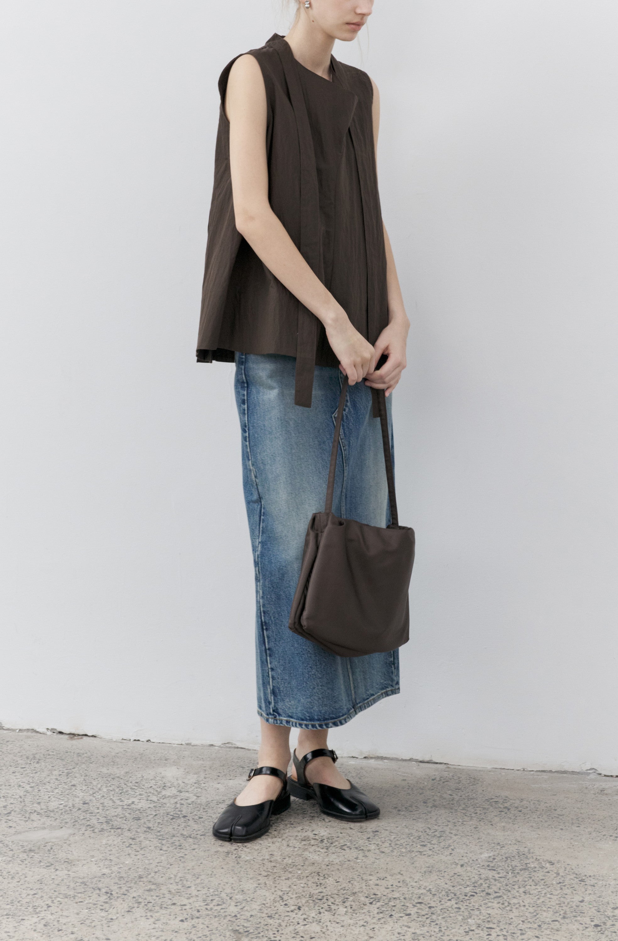 VOLUME FLARE BROWN BLOUSE
