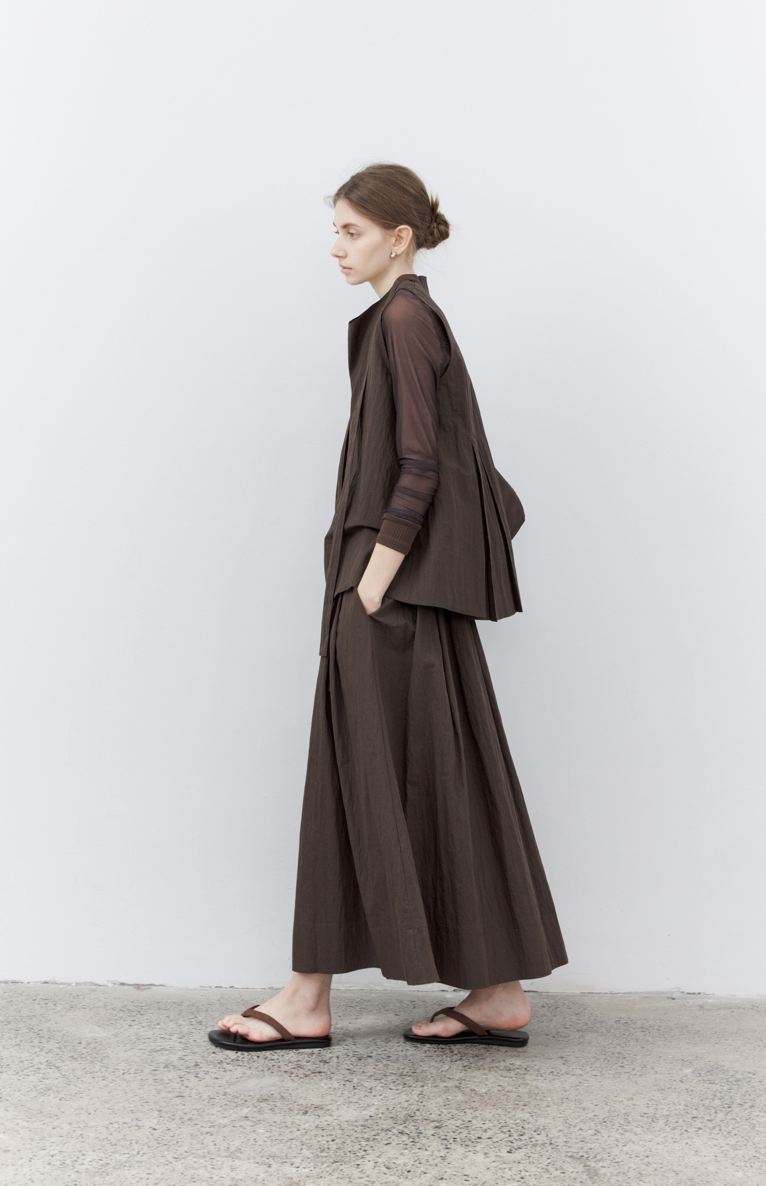 VOLUME FLARE BROWN BLOUSE