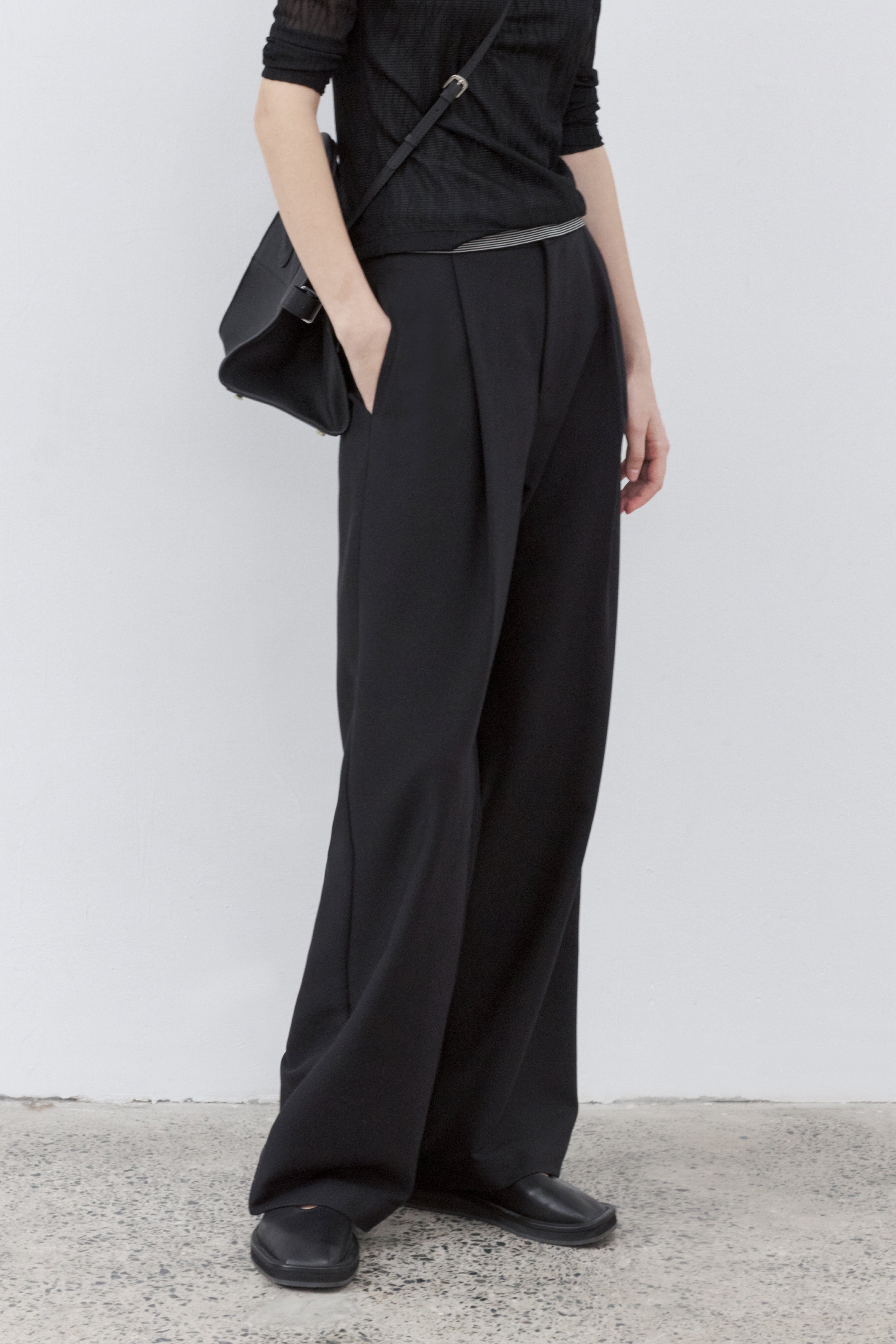 DRAPE STRAIGHT SLACKS