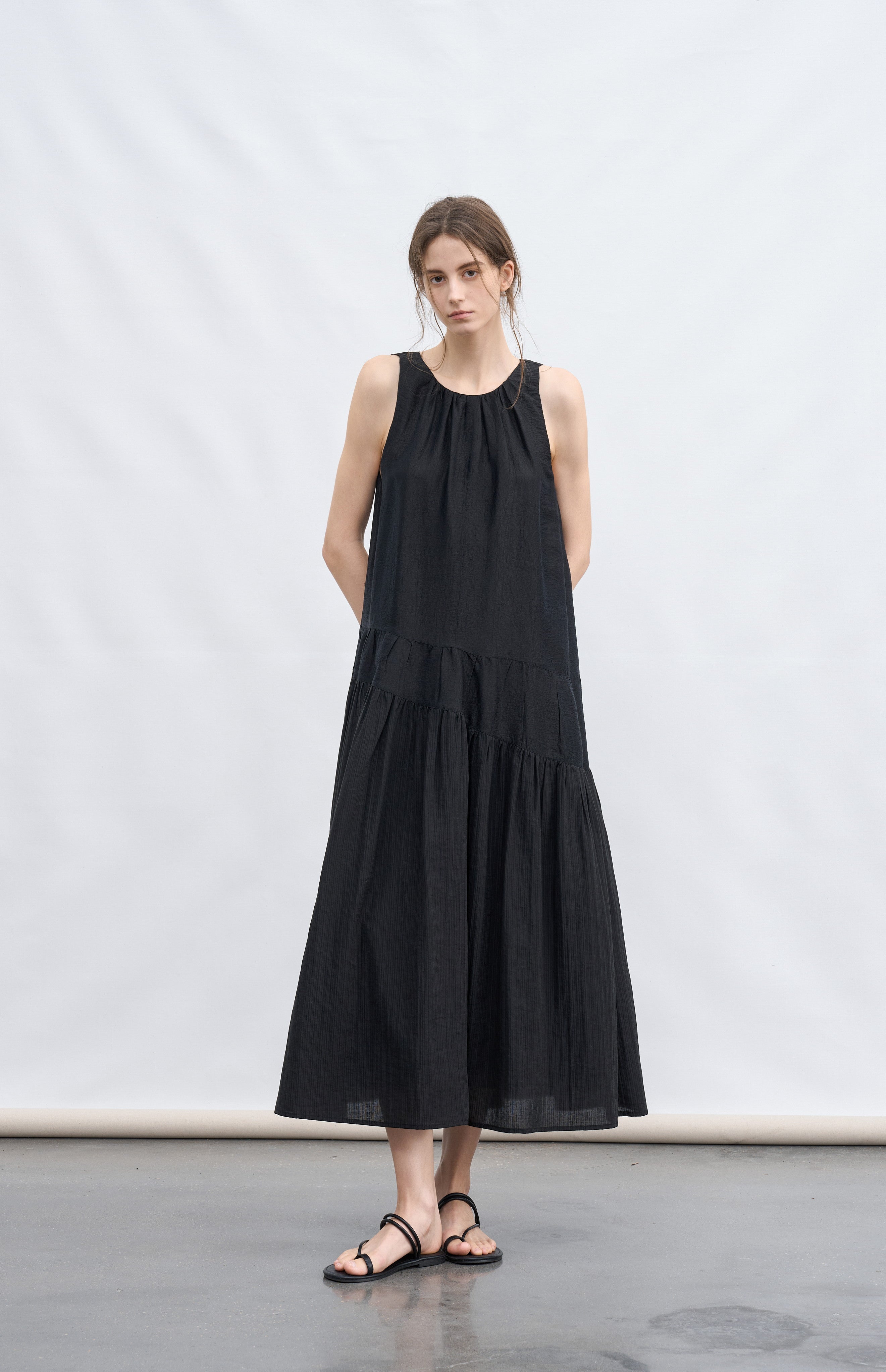 BACK RIBBON SMOOTH DRESS