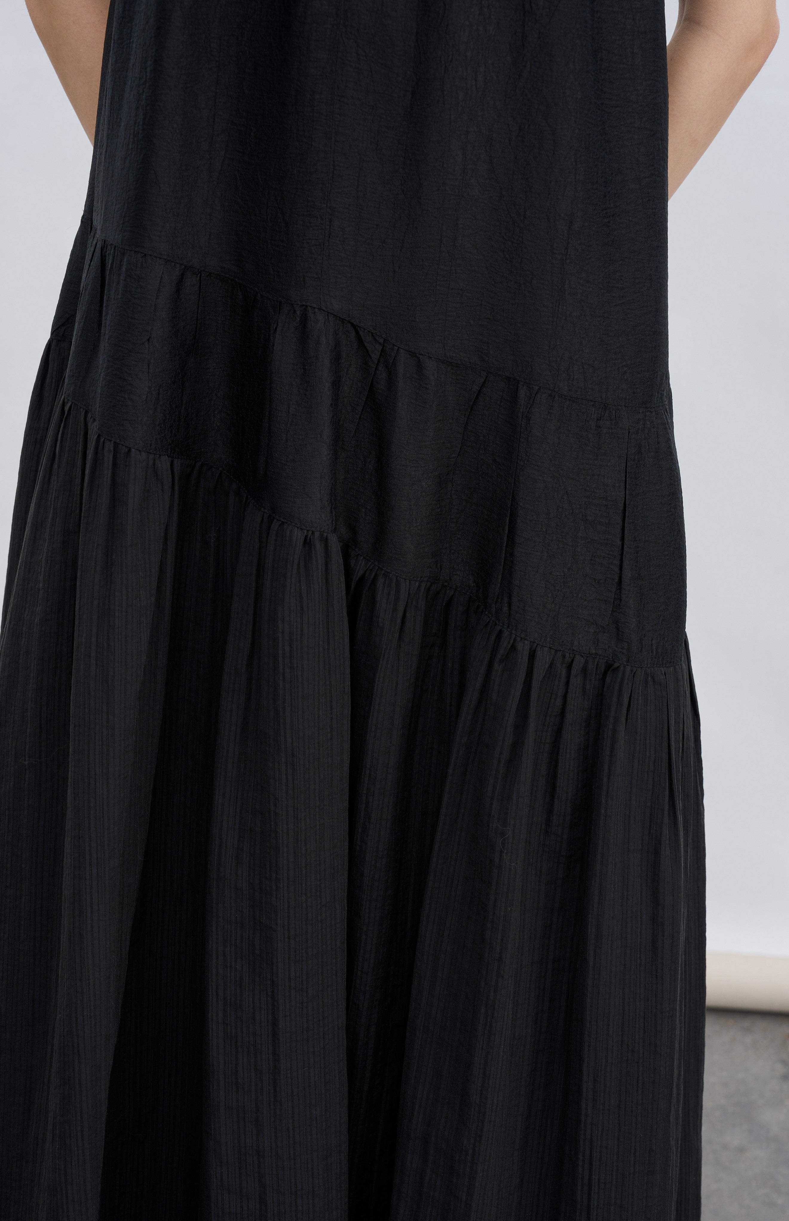 BACK RIBBON SMOOTH DRESS