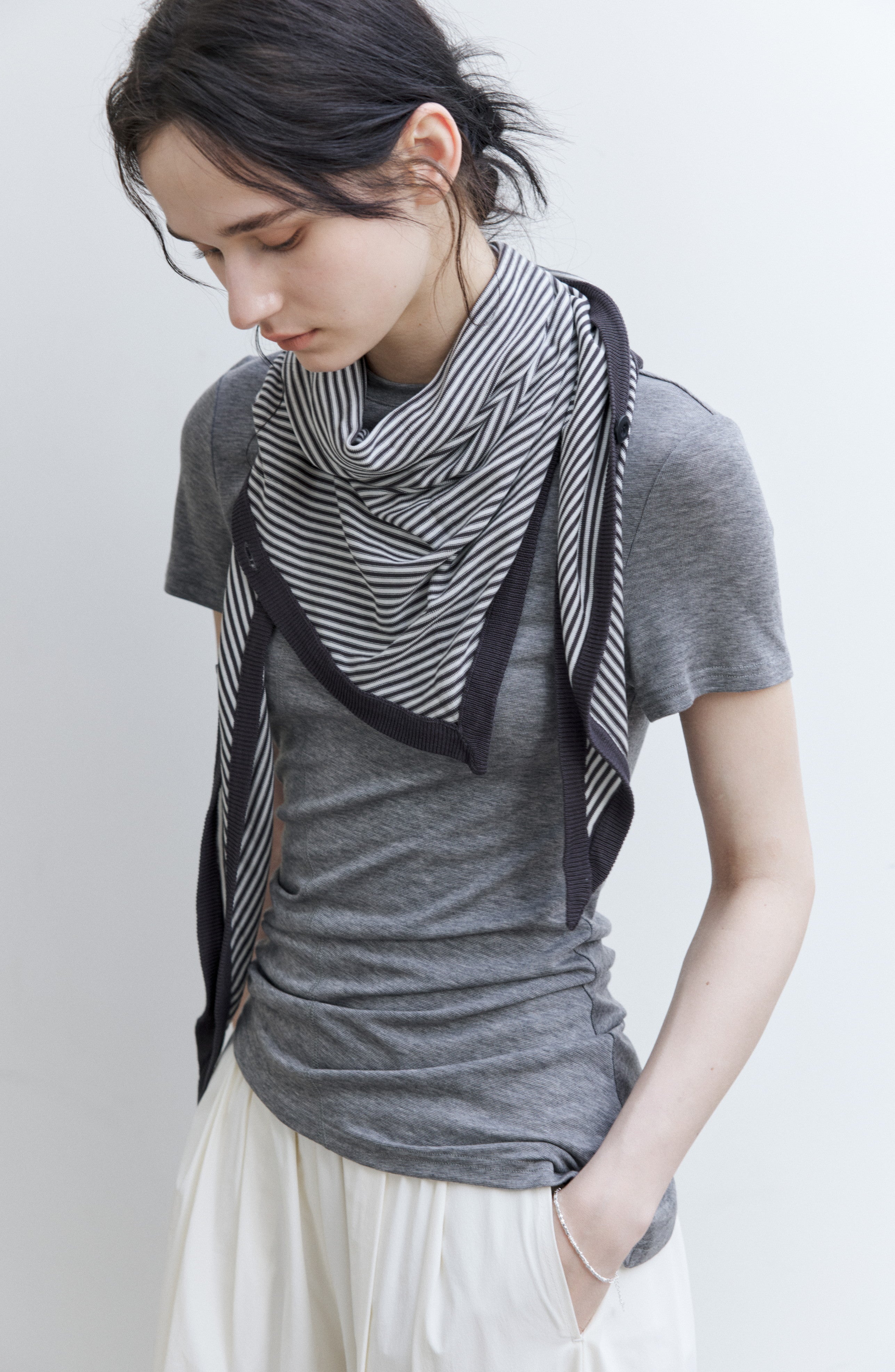 ASYMMETRIC HEM FIT T-SHIRT