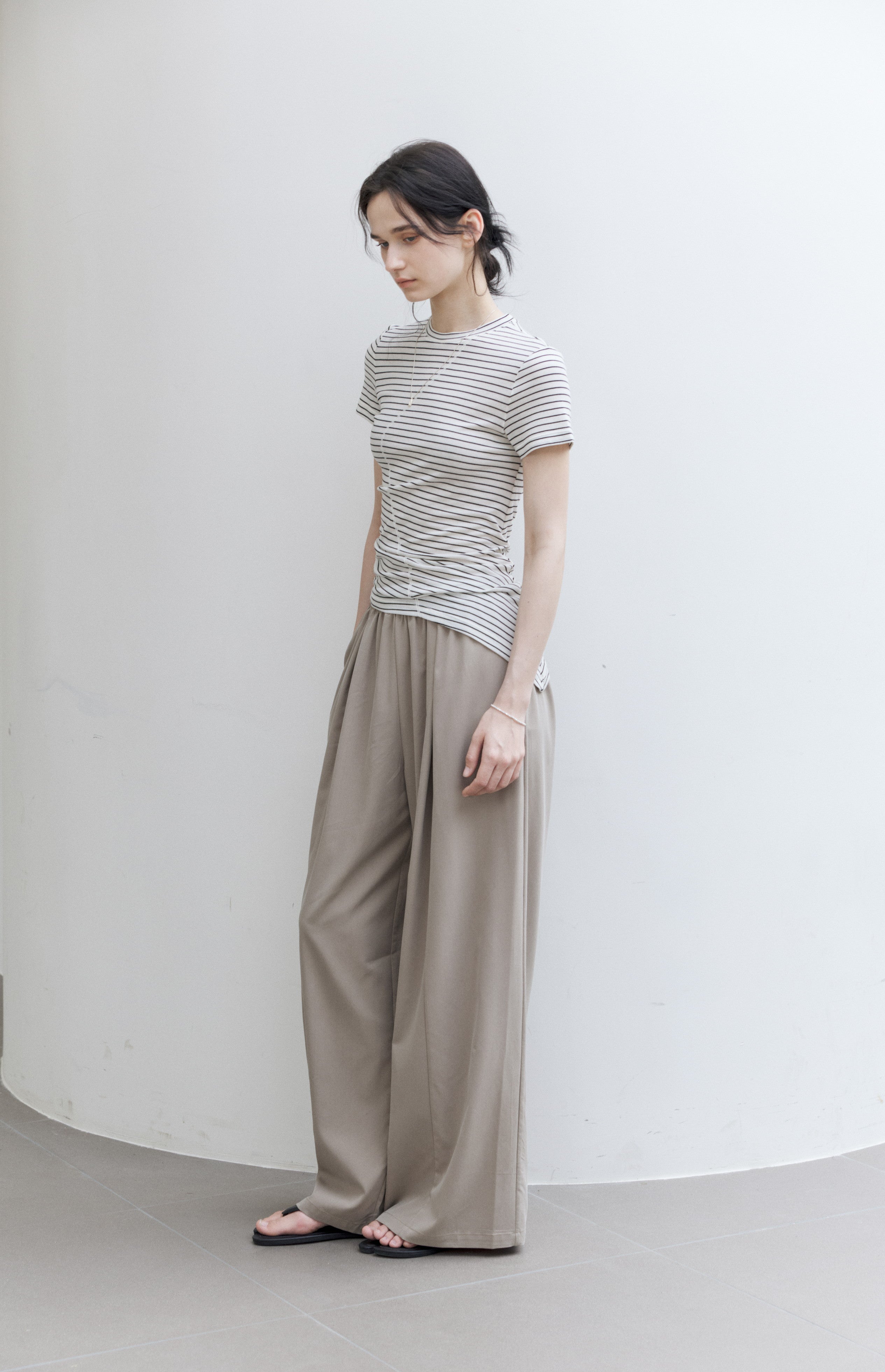 ASYMMETRIC HEM FIT T-SHIRT