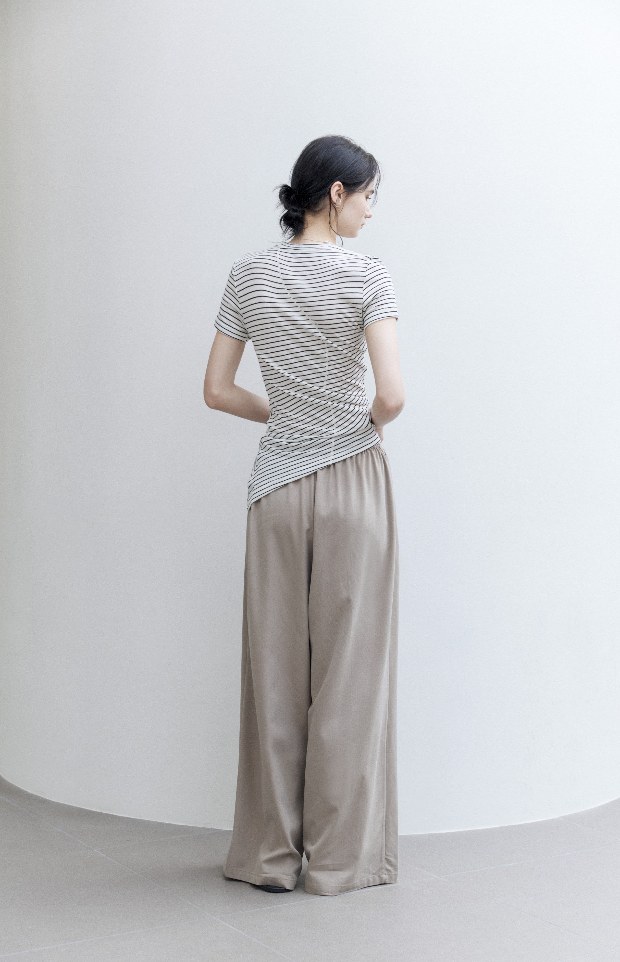 ASYMMETRIC HEM FIT T-SHIRT