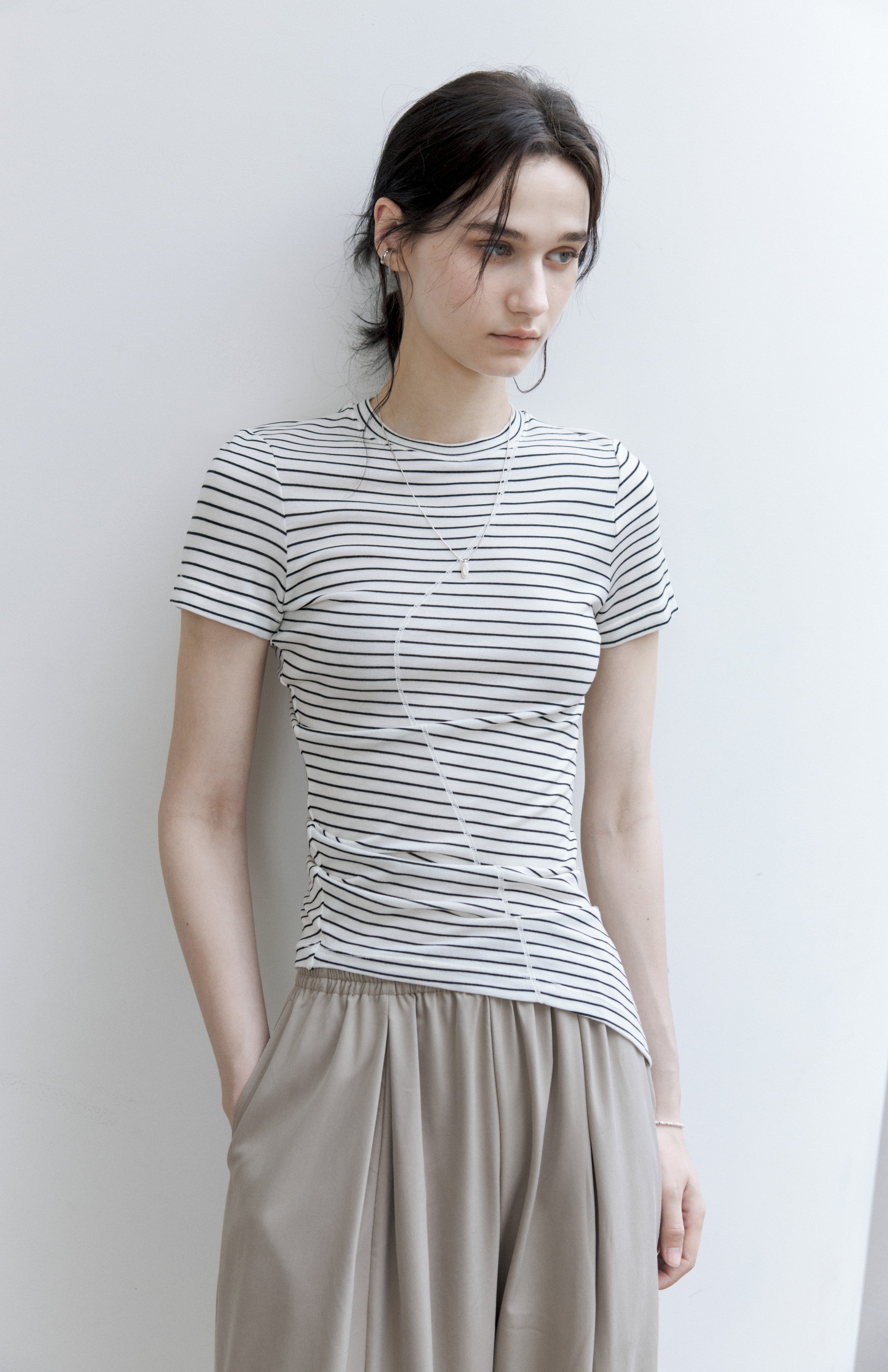 ASYMMETRIC HEM FIT T-SHIRT
