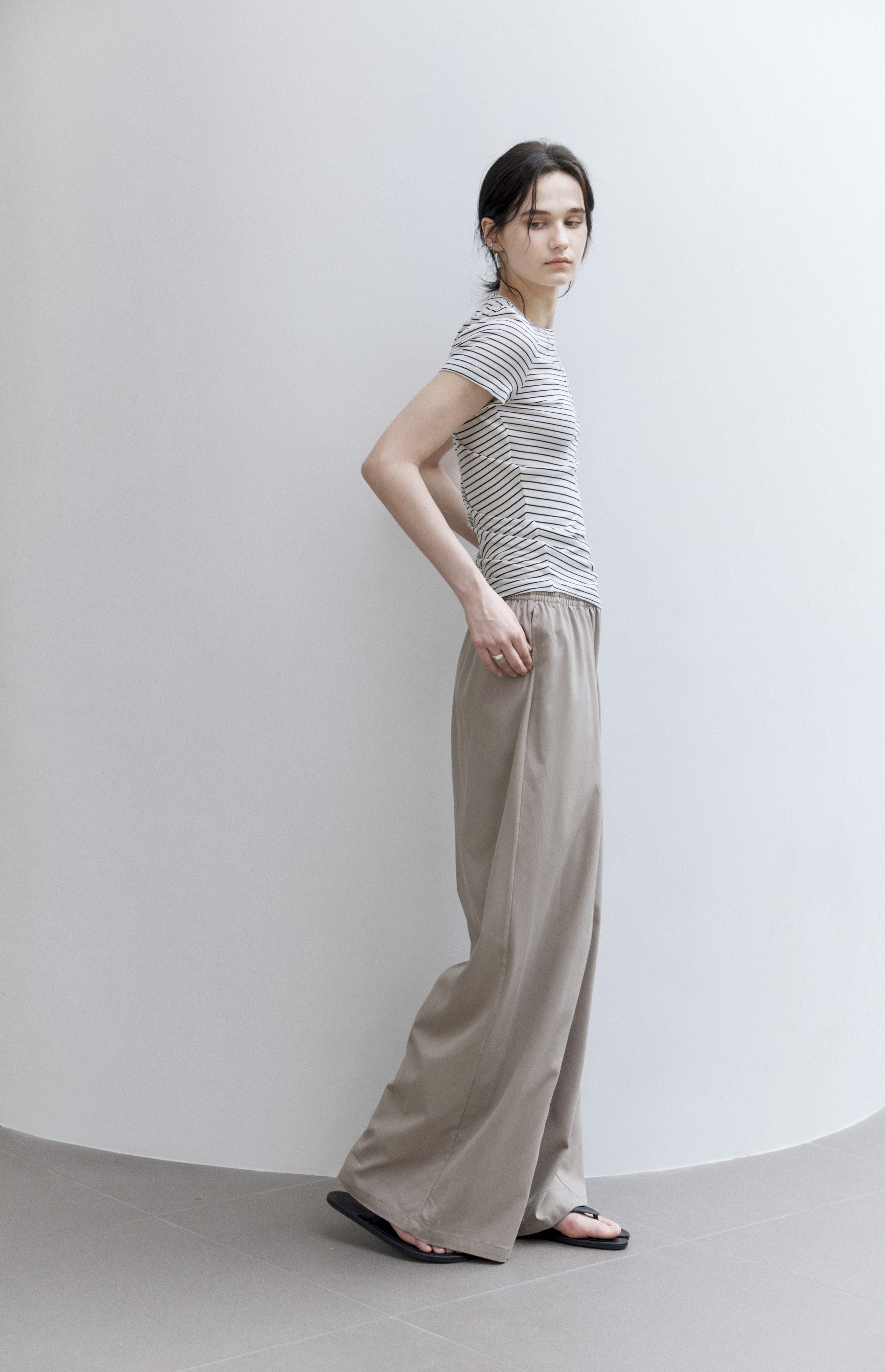 ASYMMETRIC HEM FIT T-SHIRT