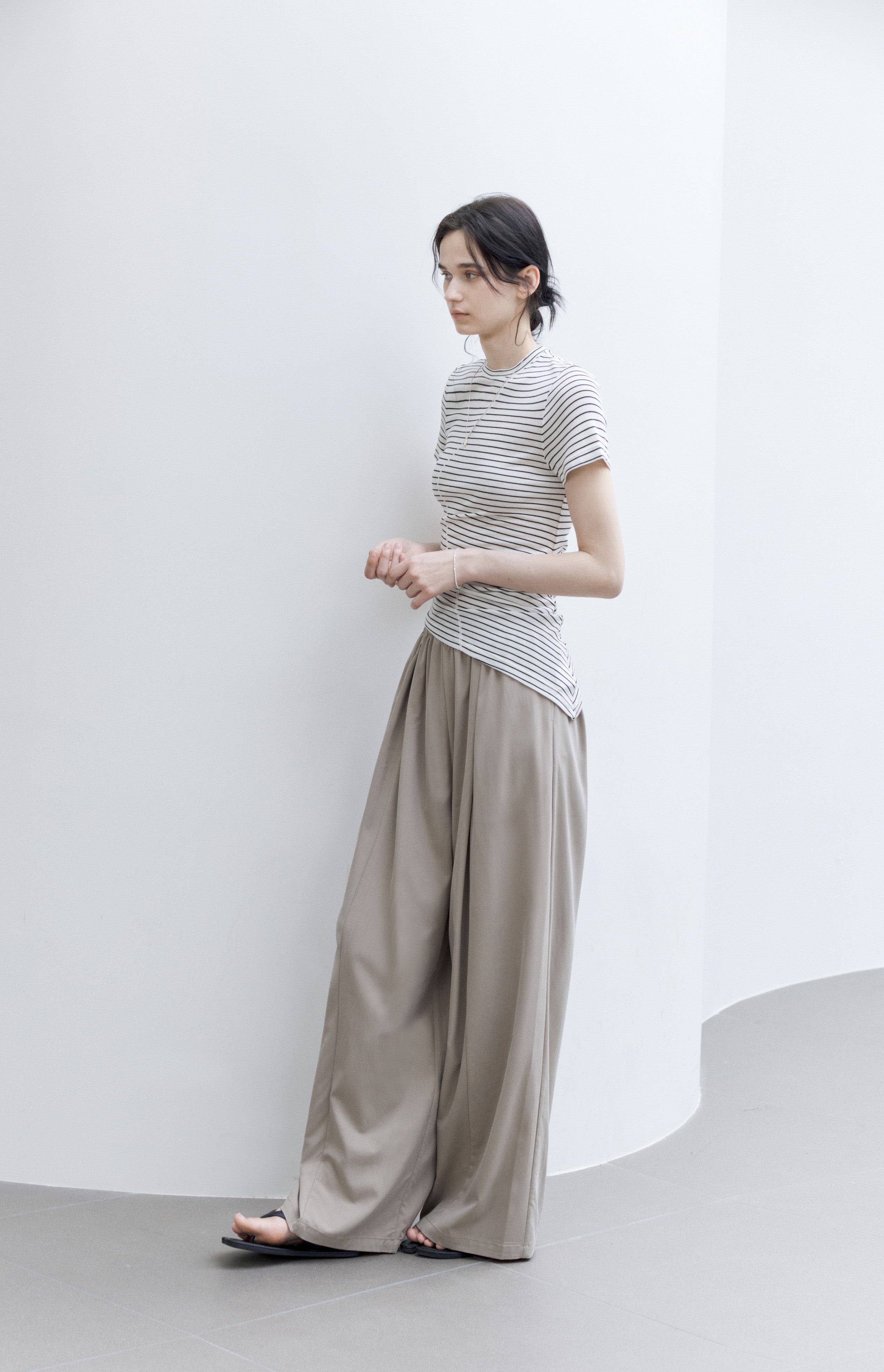 ASYMMETRIC HEM FIT T-SHIRT