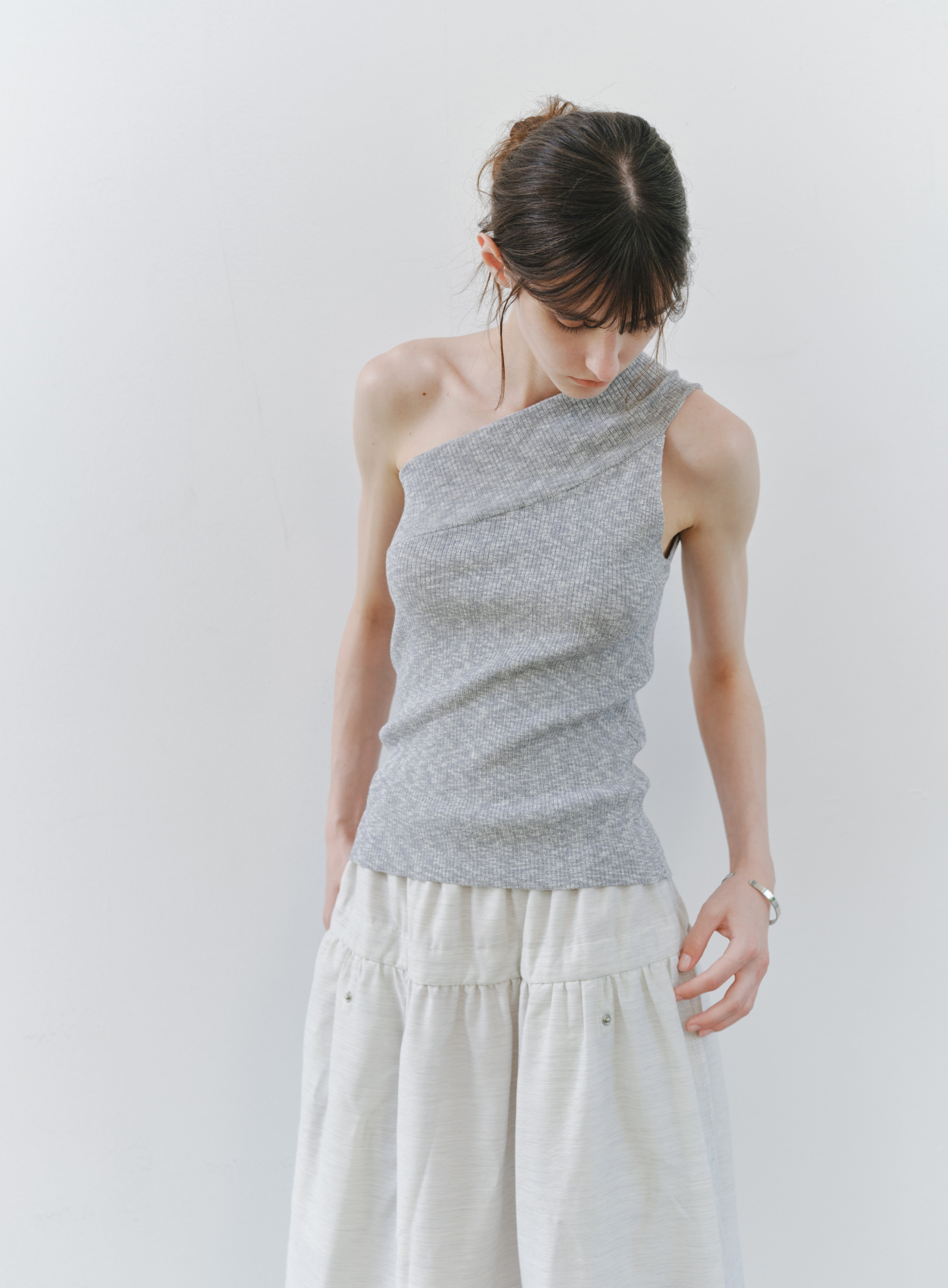 ONE OFF SHOULDER TOP