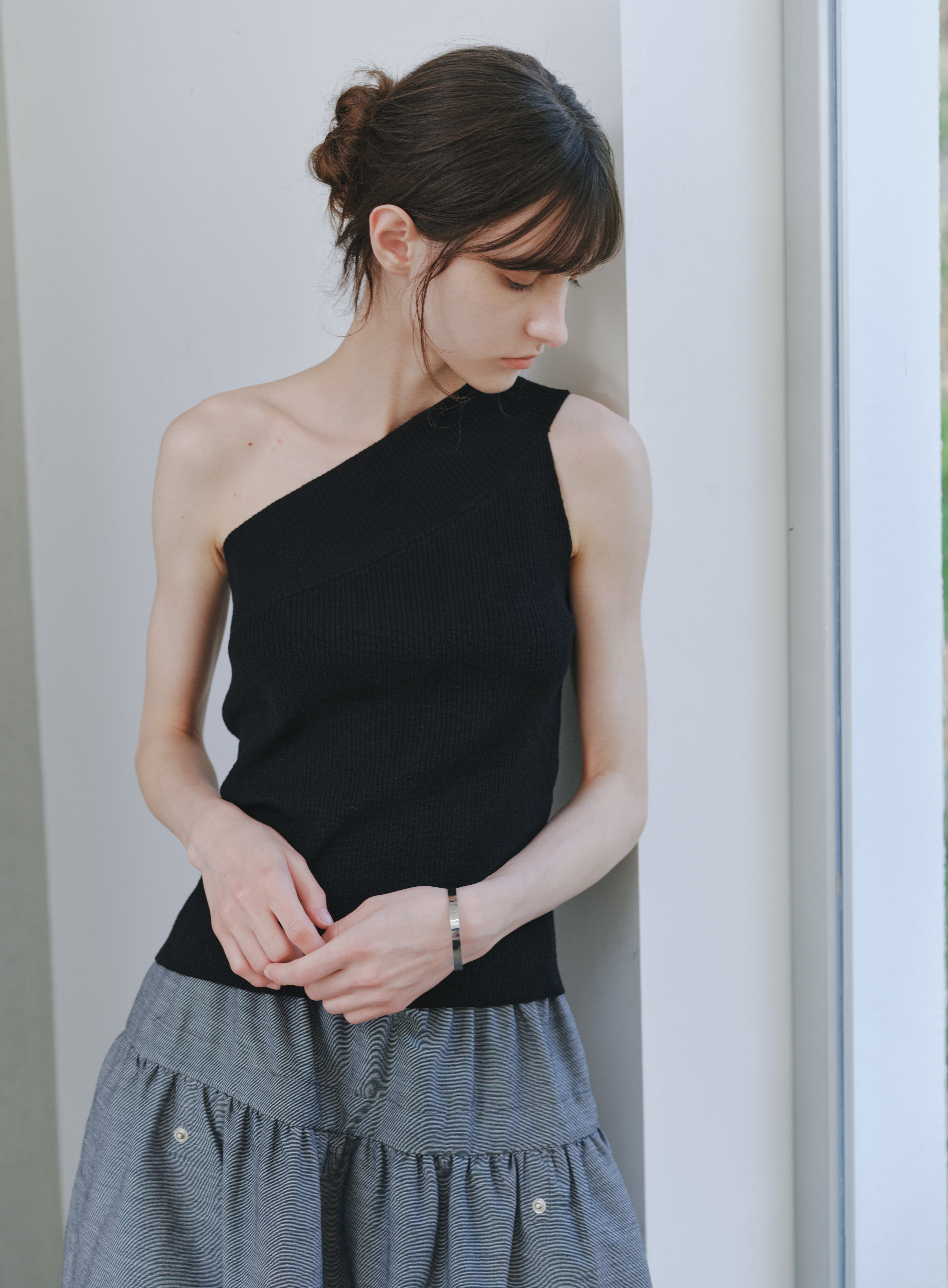 ONE OFF SHOULDER TOP
