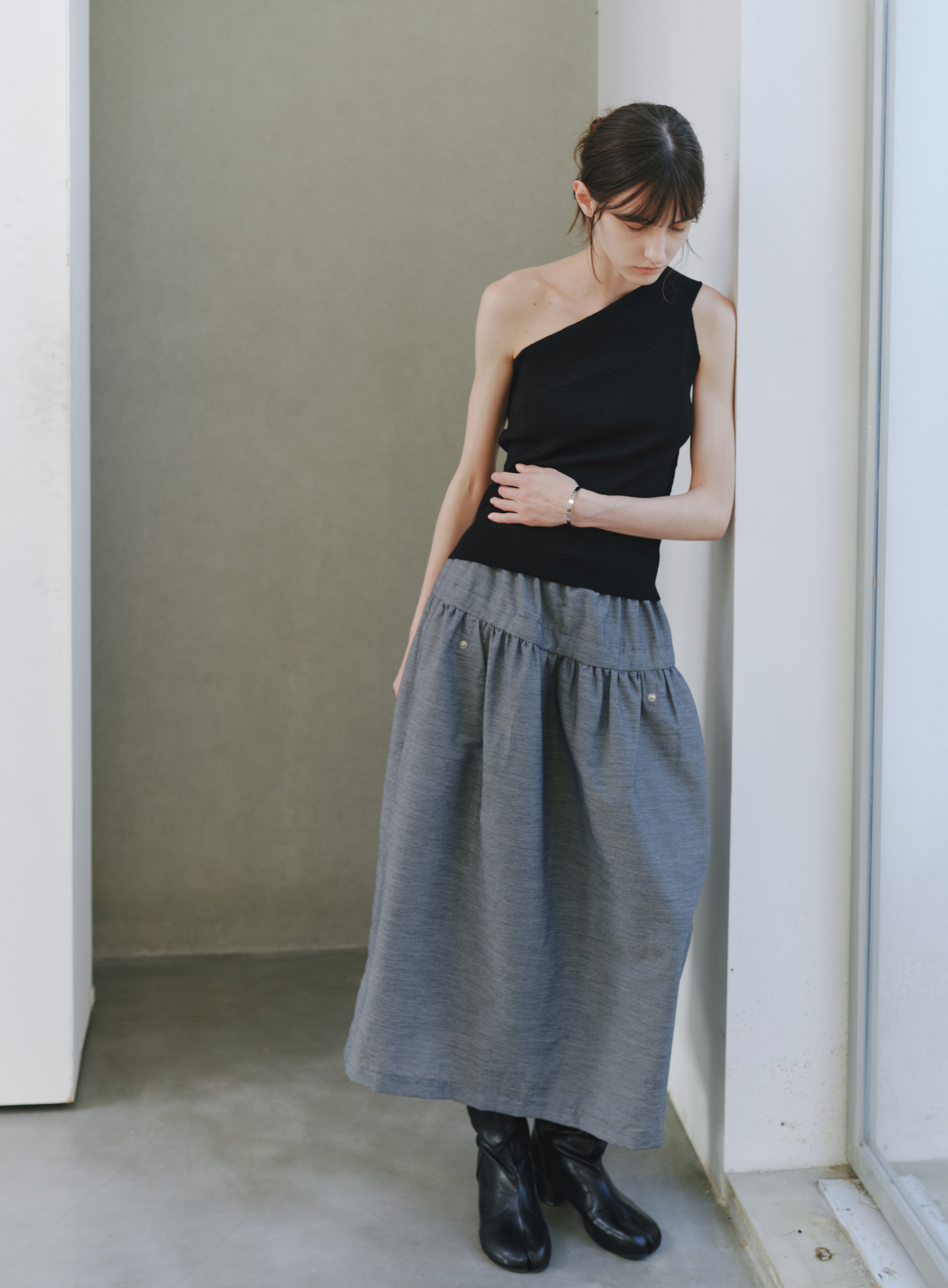ONE OFF SHOULDER TOP
