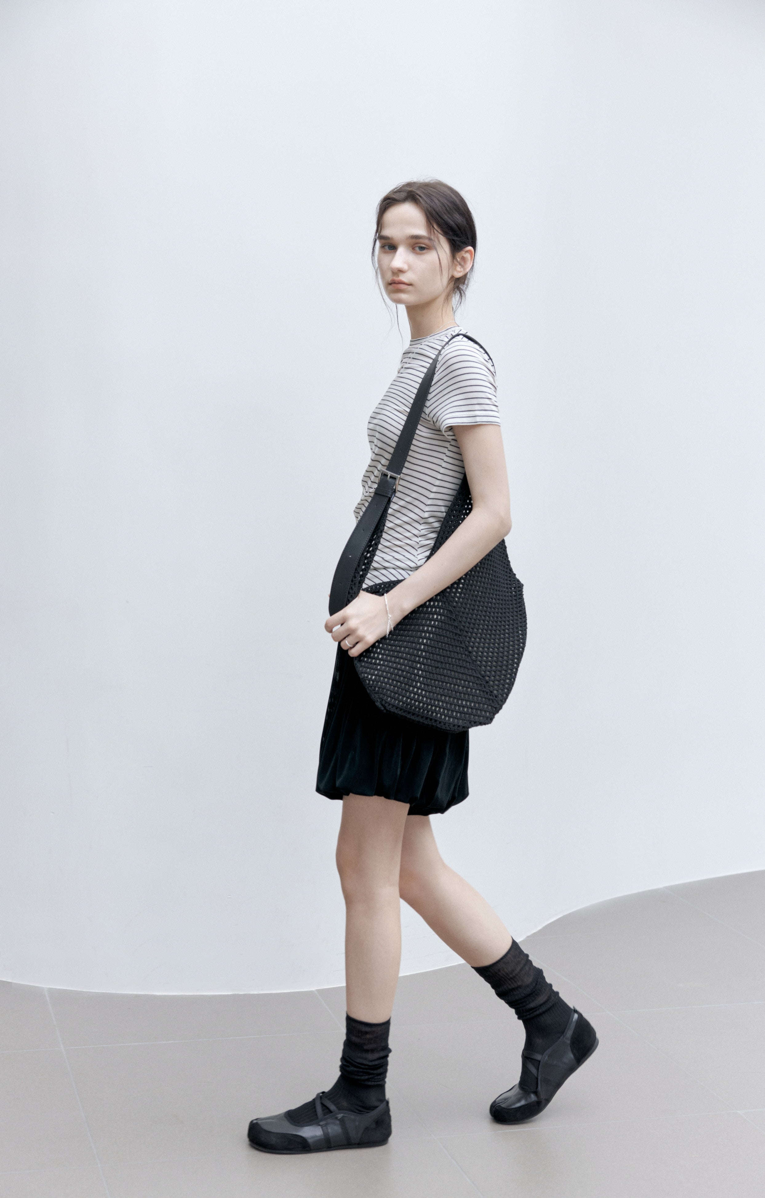 ASYMMETRIC HEM FIT T-SHIRT