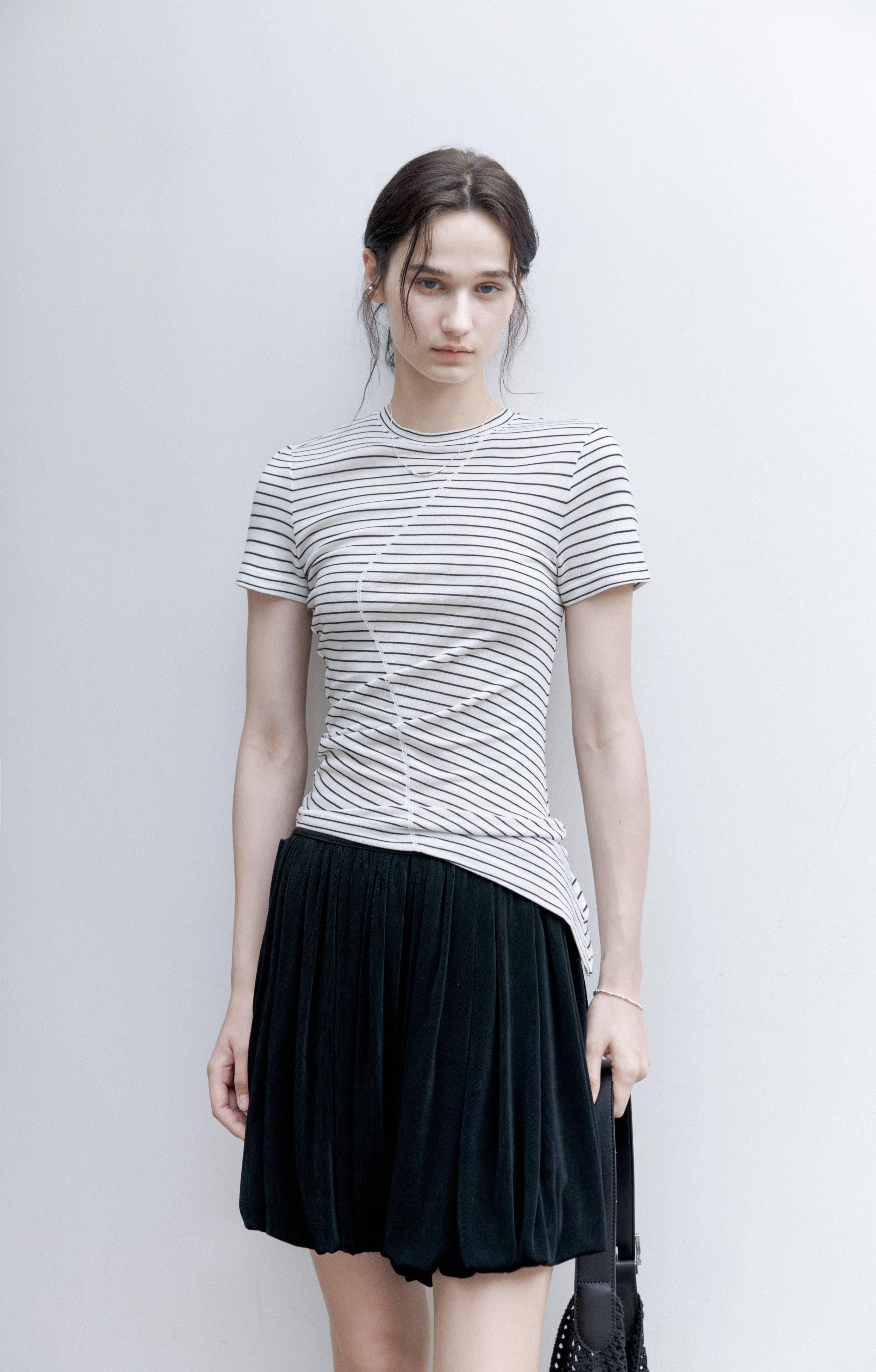 ASYMMETRIC HEM FIT T-SHIRT