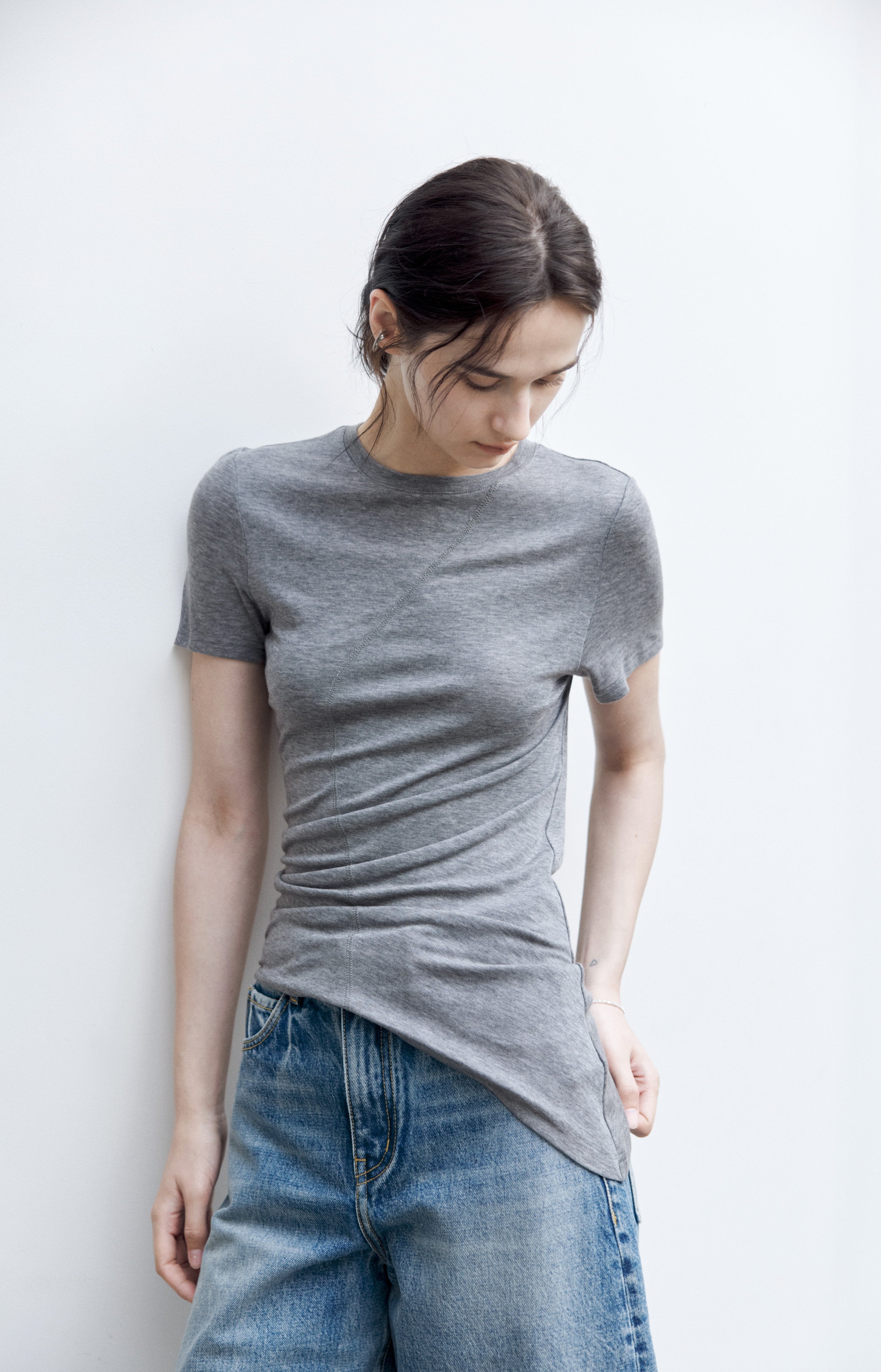ASYMMETRIC HEM FIT T-SHIRT