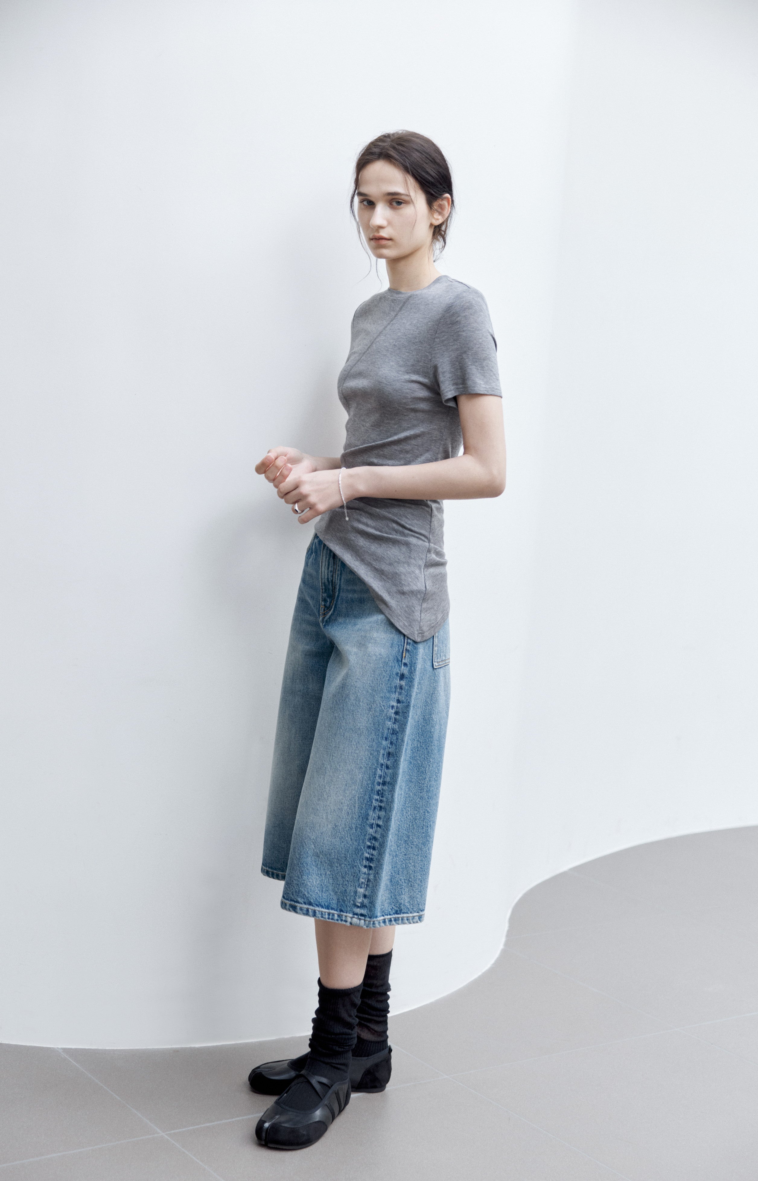 ASYMMETRIC HEM FIT T-SHIRT