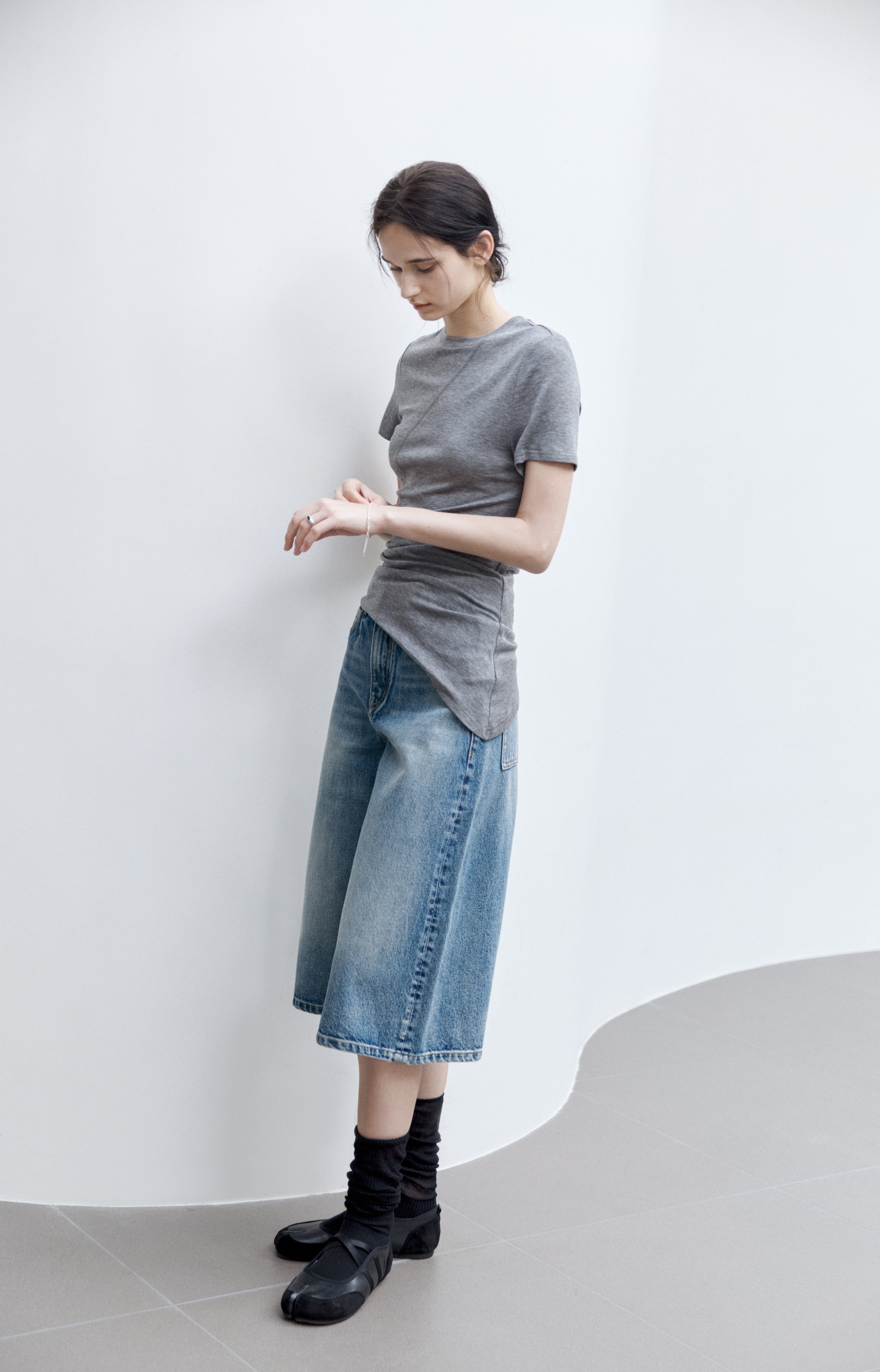 ASYMMETRIC HEM FIT T-SHIRT