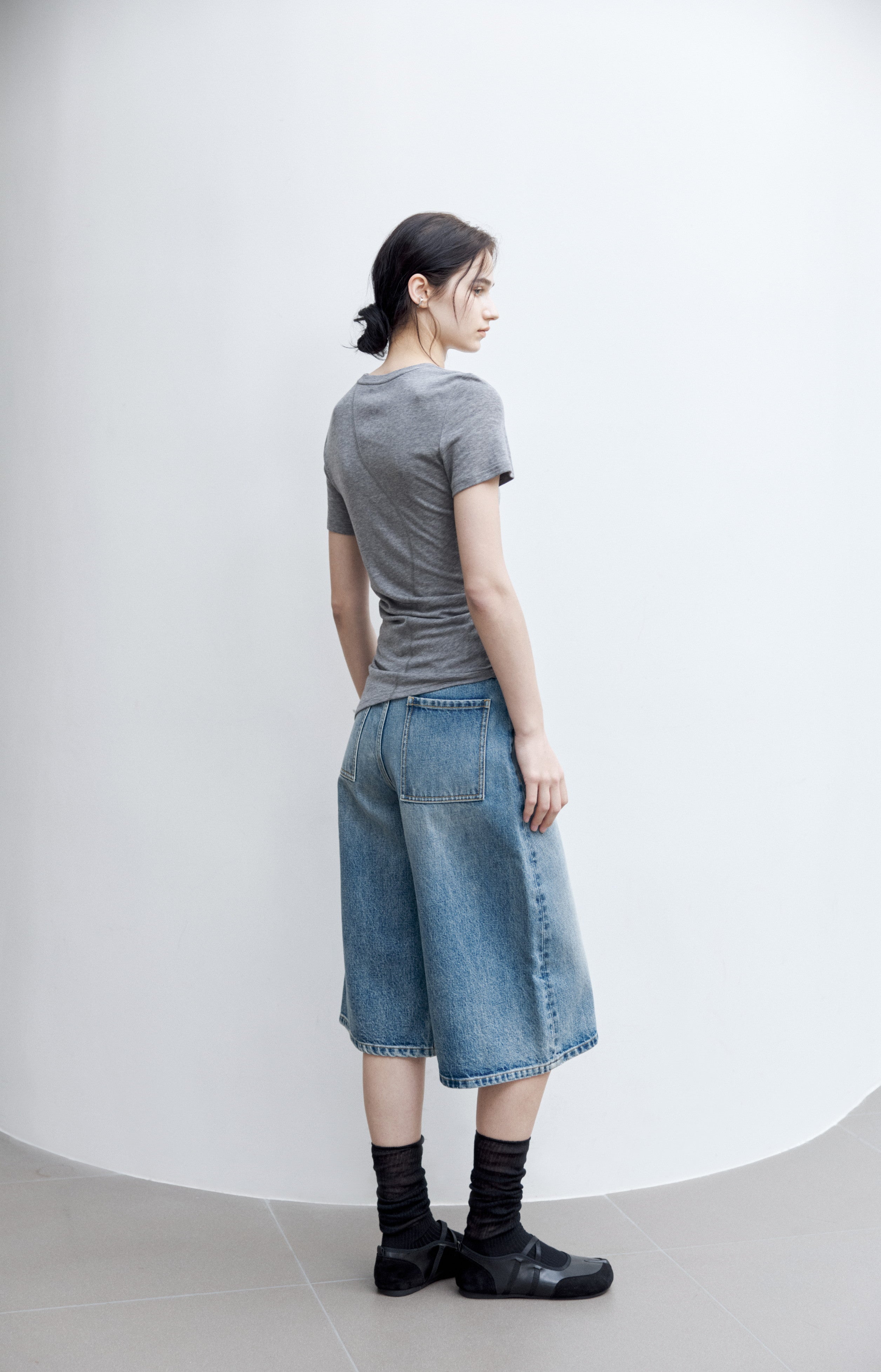 ASYMMETRIC HEM FIT T-SHIRT