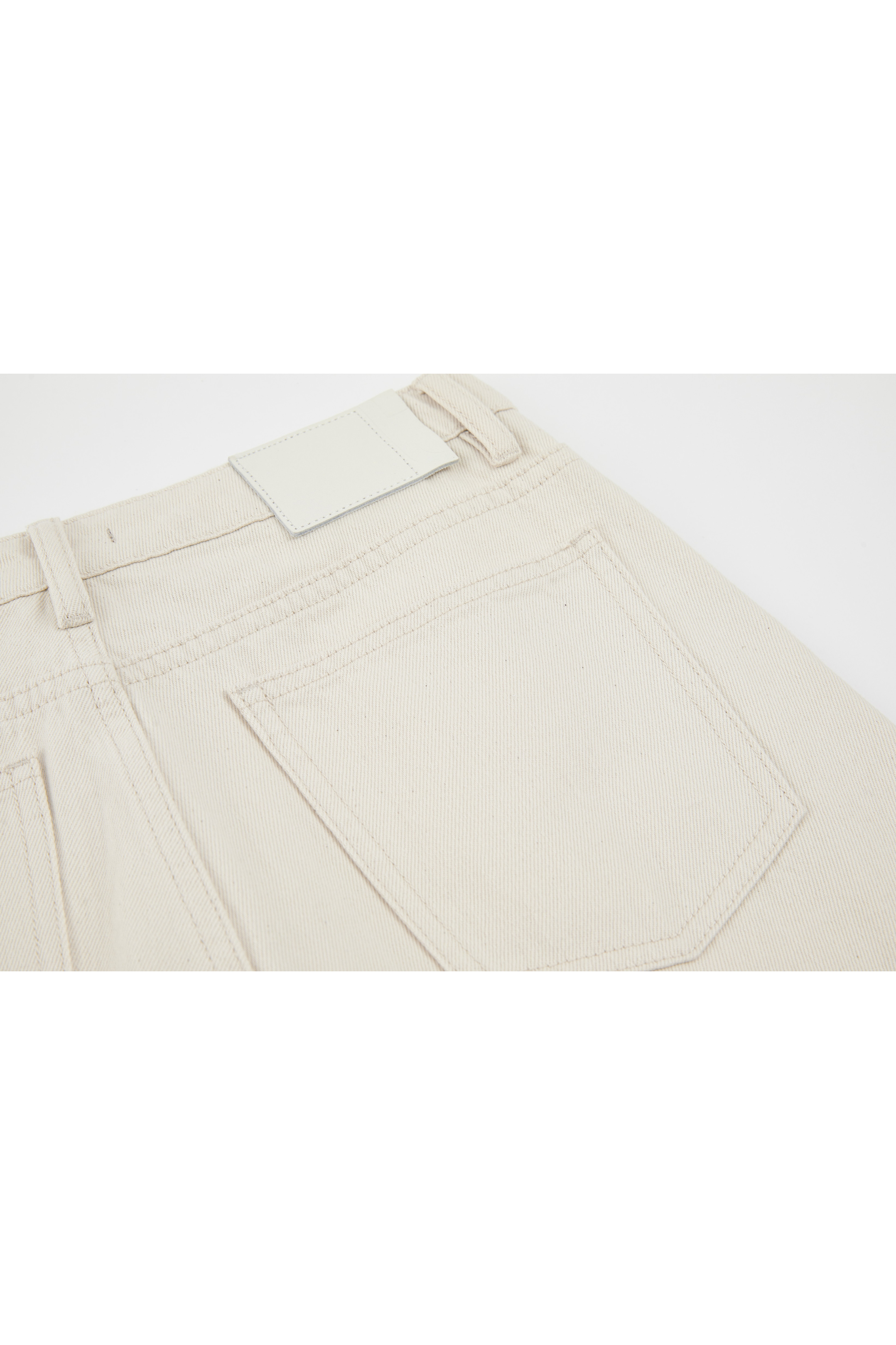BASIC STRAIGHT WHITE JEANS