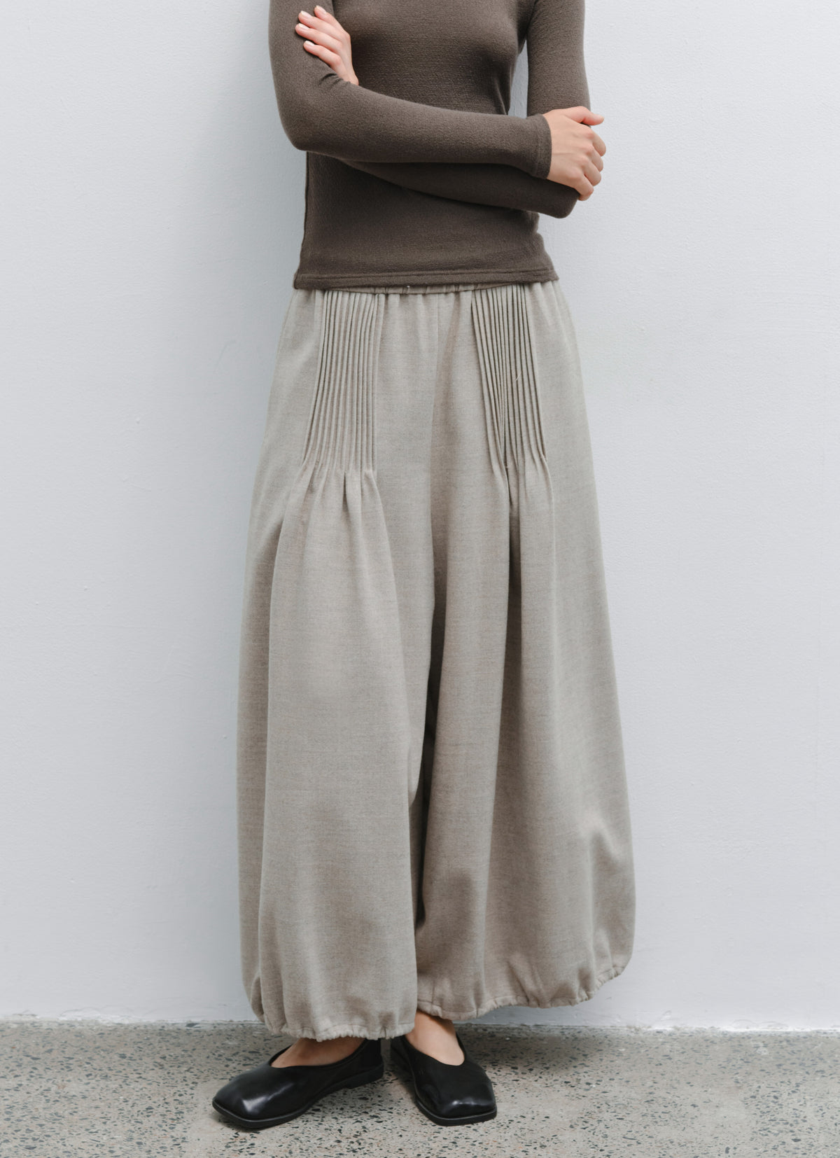 EDGE PLEATS LANTERN PANTS