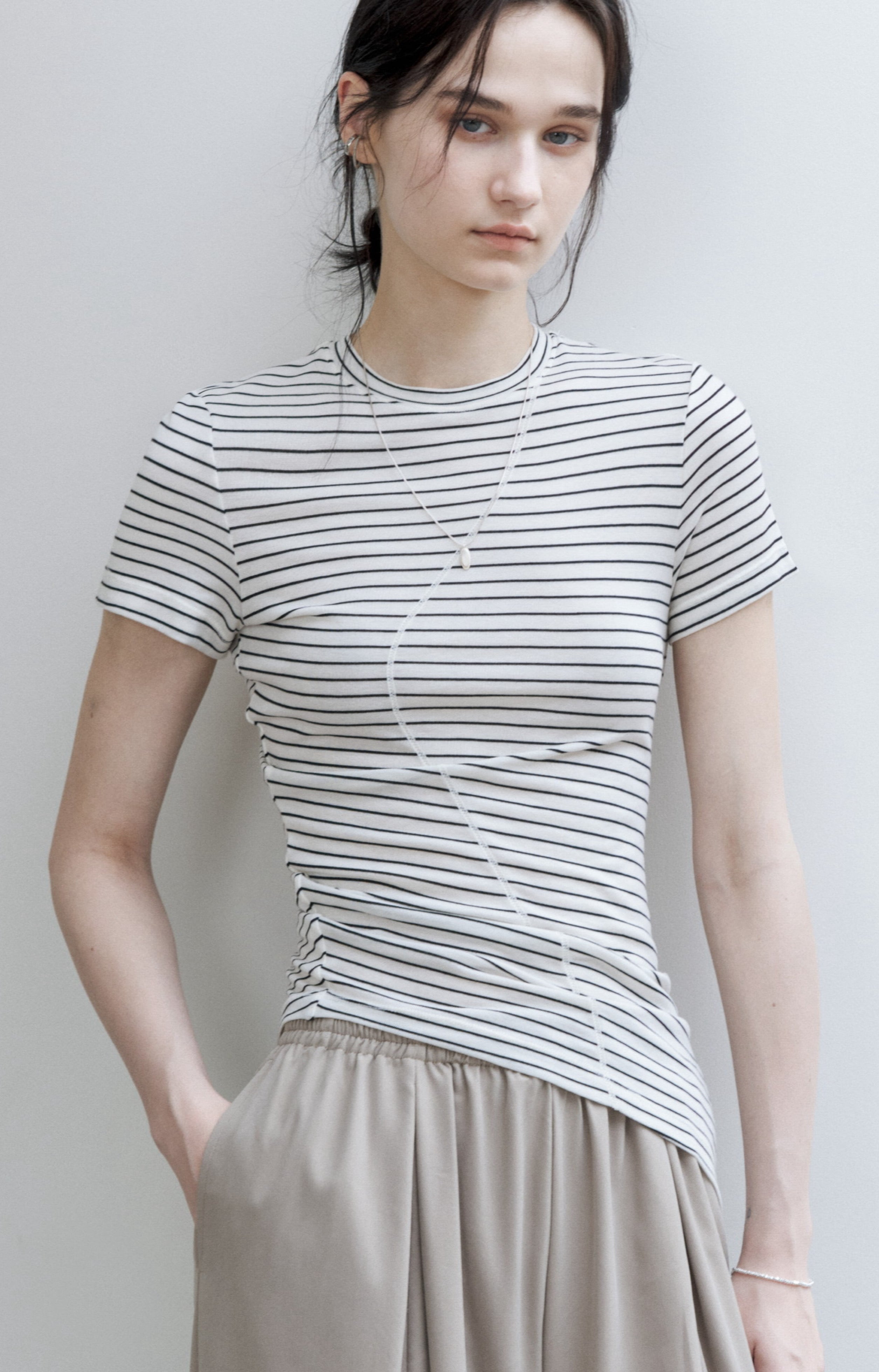 ASYMMETRIC HEM FIT T-SHIRT / 비대칭 헴 피트 T셔츠