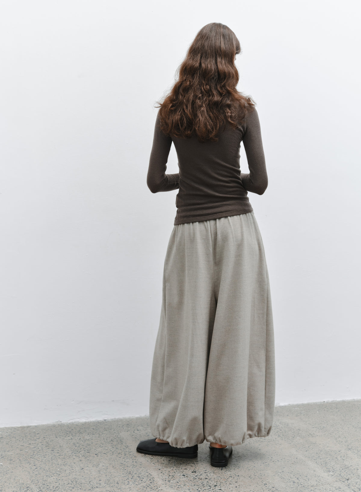 EDGE PLEATS LANTERN PANTS