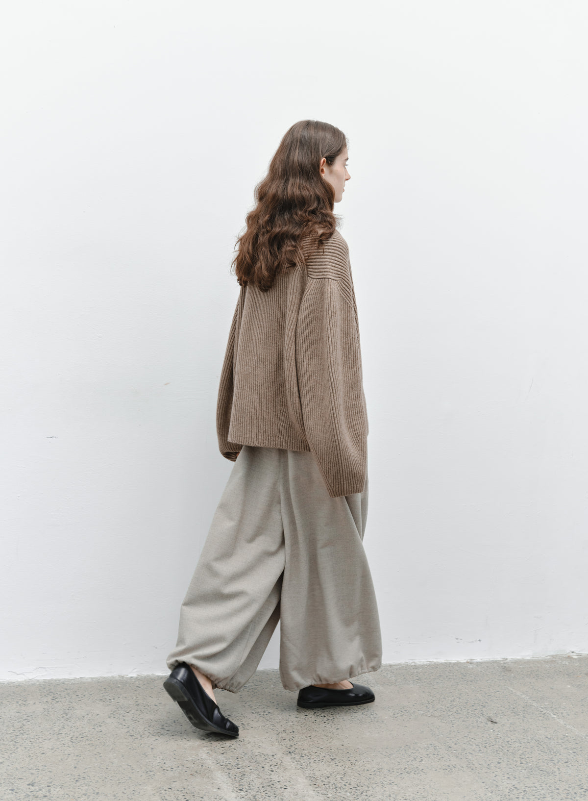 EDGE PLEATS LANTERN PANTS