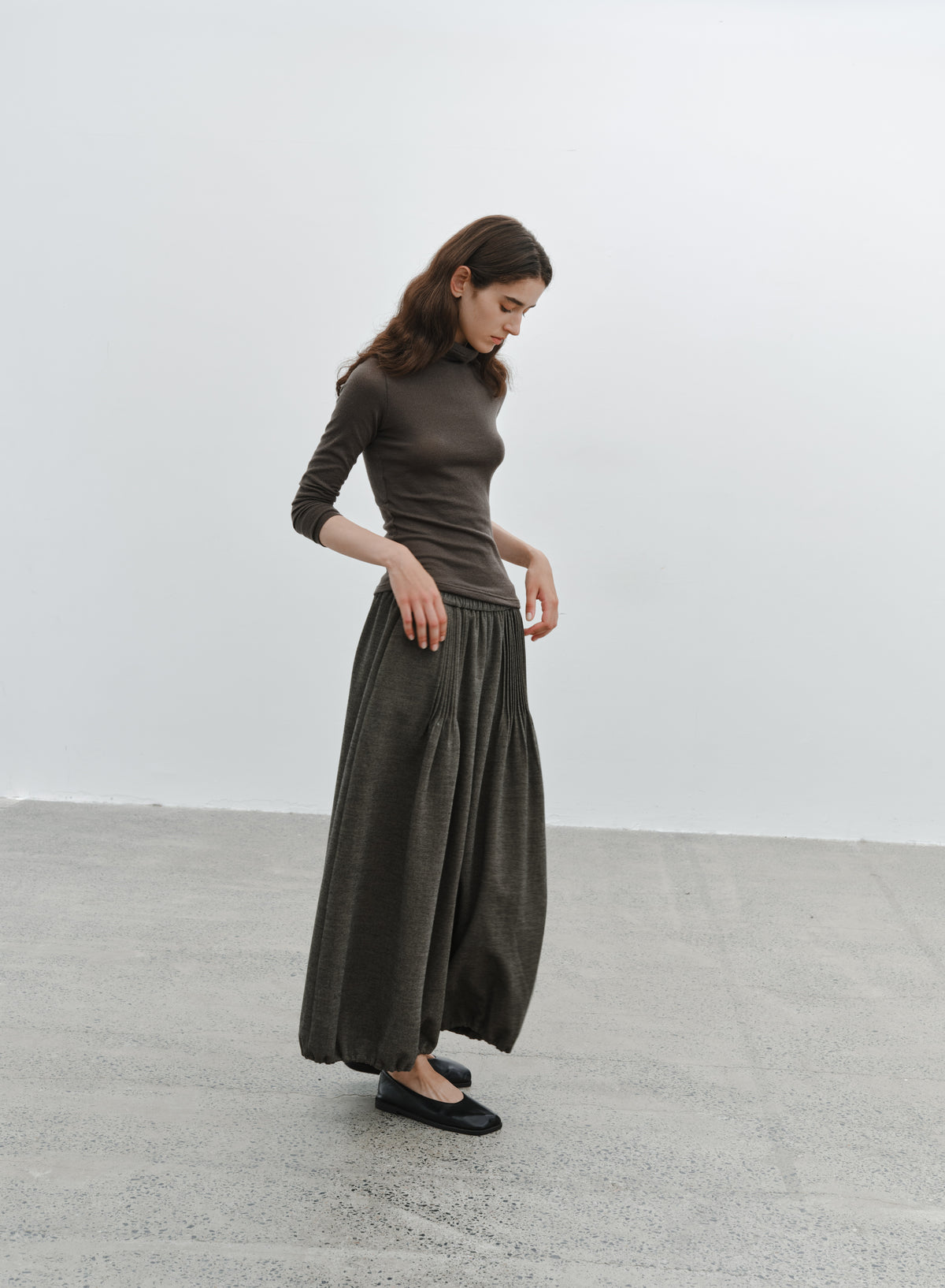 EDGE PLEATS LANTERN PANTS