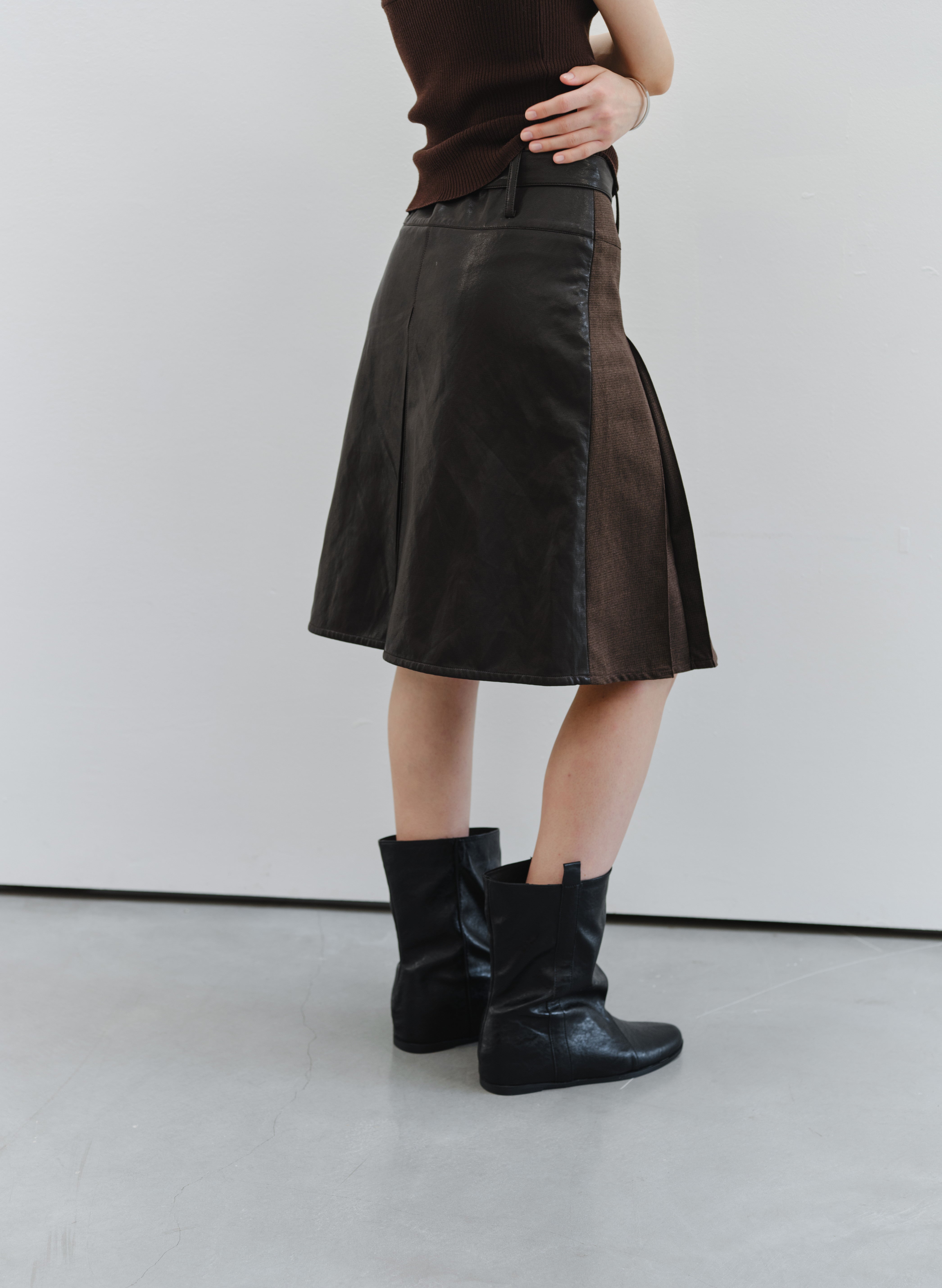 BACK LEATHER PLEATED SKIRT