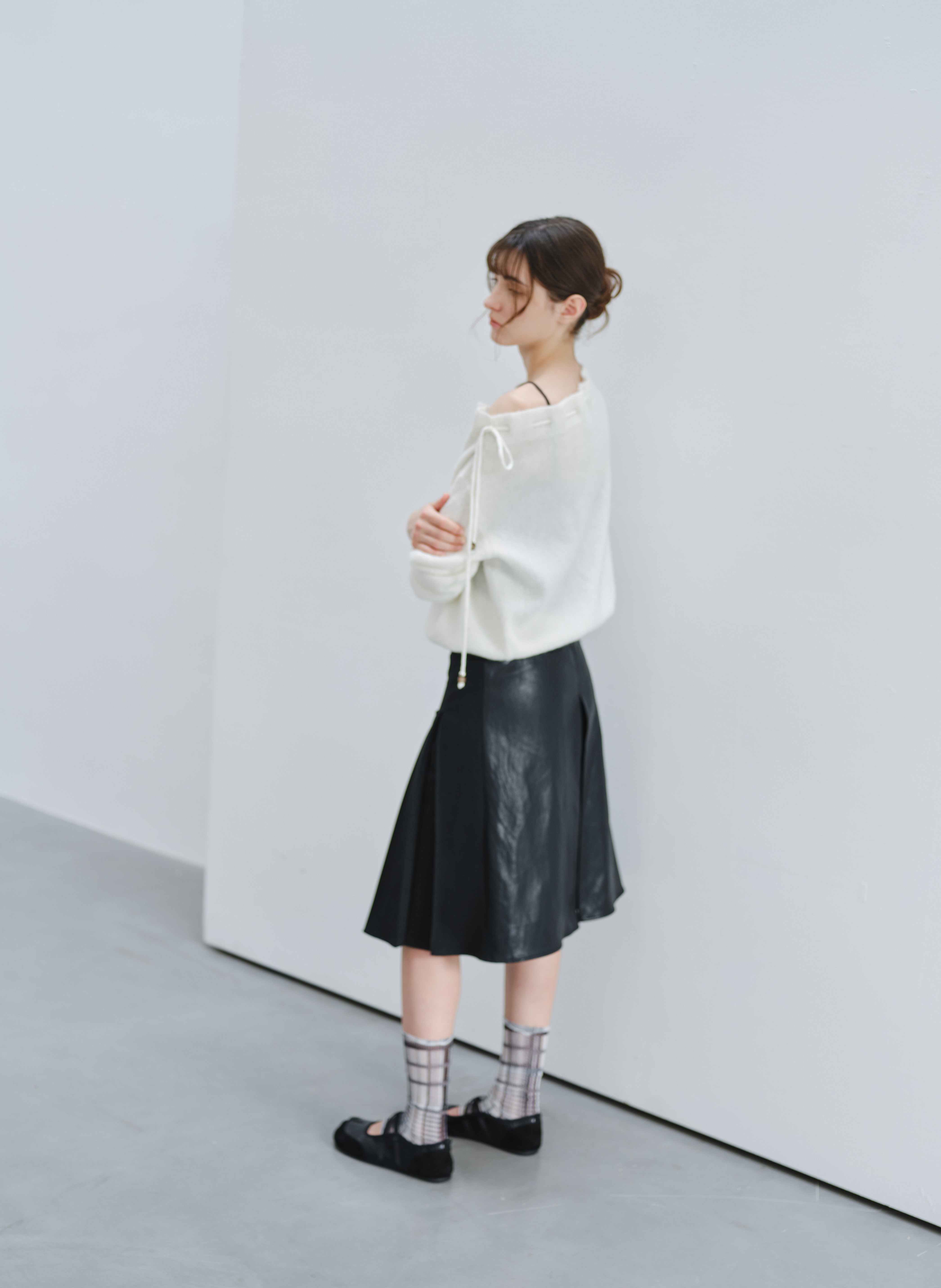 BACK LEATHER PLEATED SKIRT