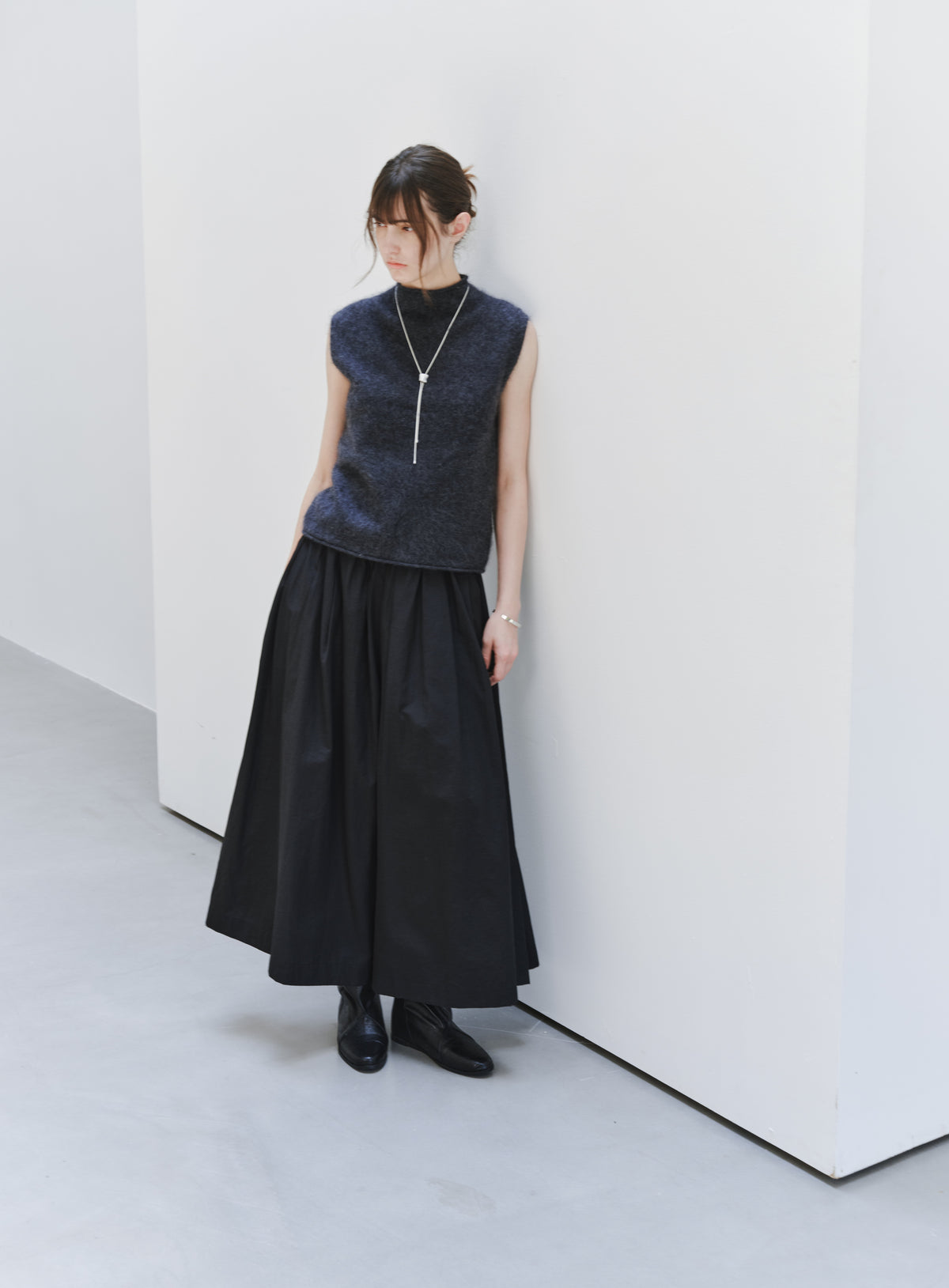 ROLL HEM SLEEVELESS WOOL TOP