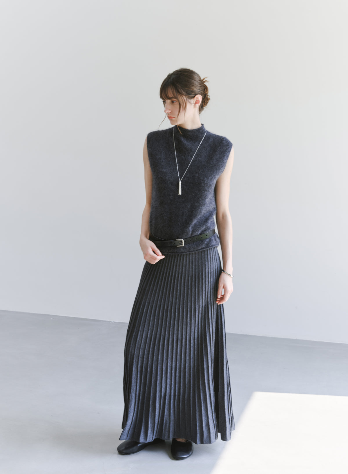 ROLL HEM SLEEVELESS WOOL TOP