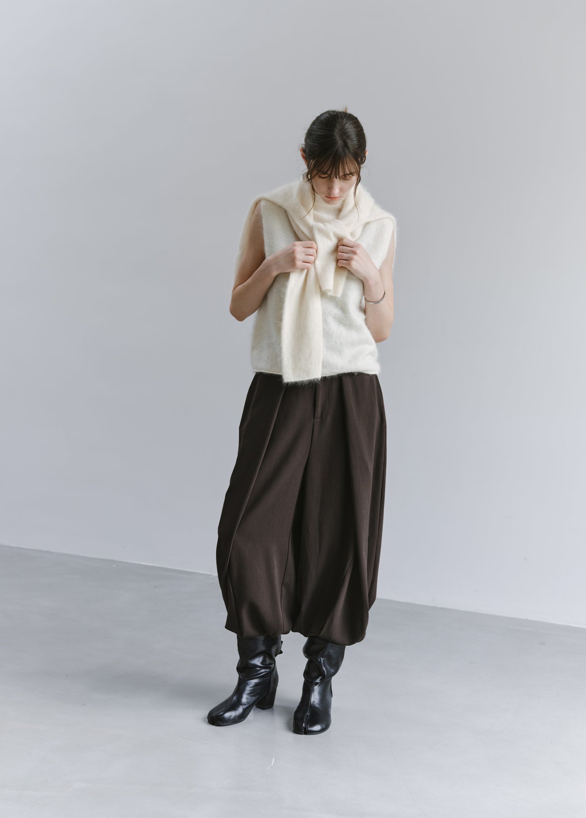 ROLL HEM SLEEVELESS WOOL TOP