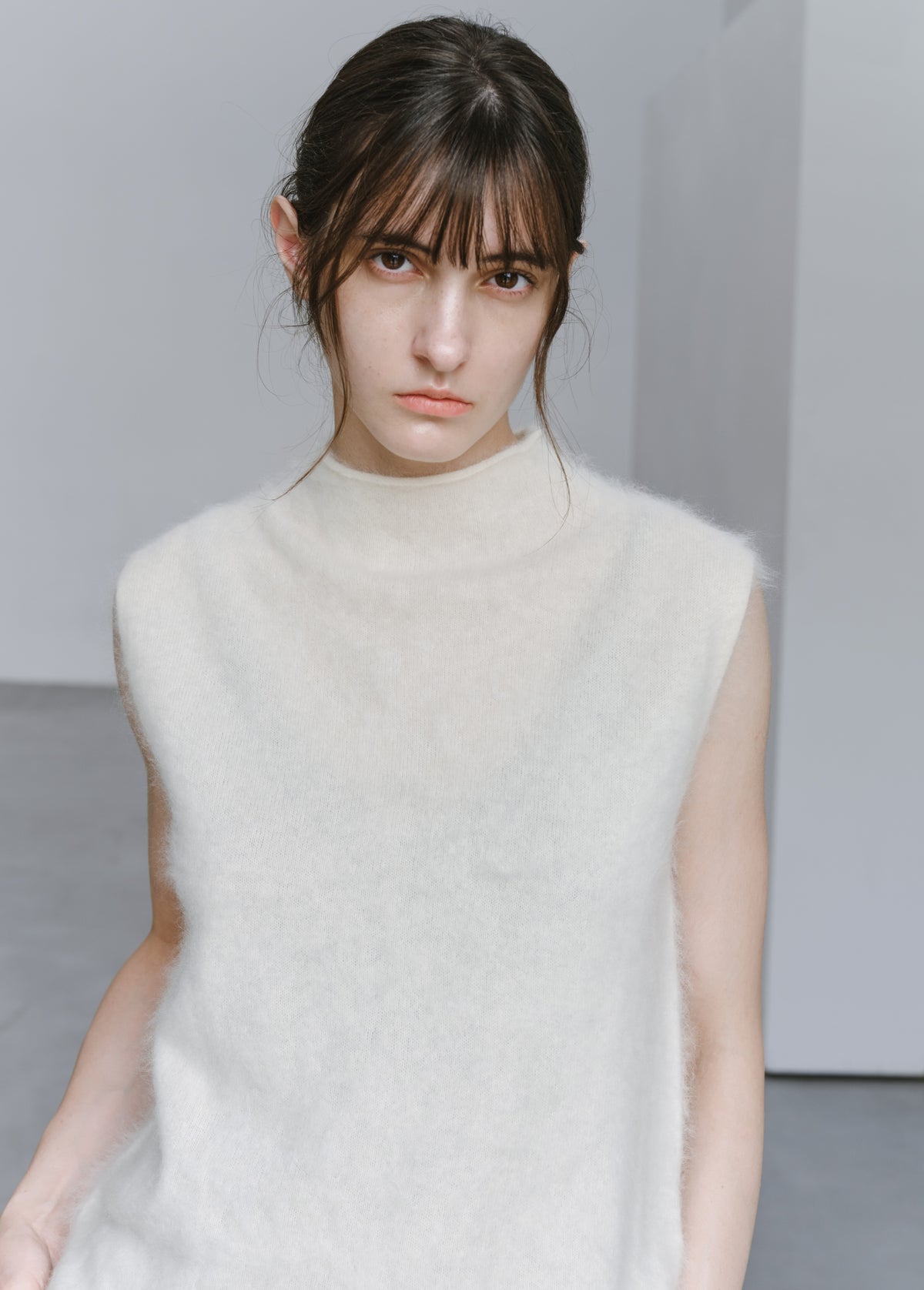 ROLL HEM SLEEVELESS WOOL TOP