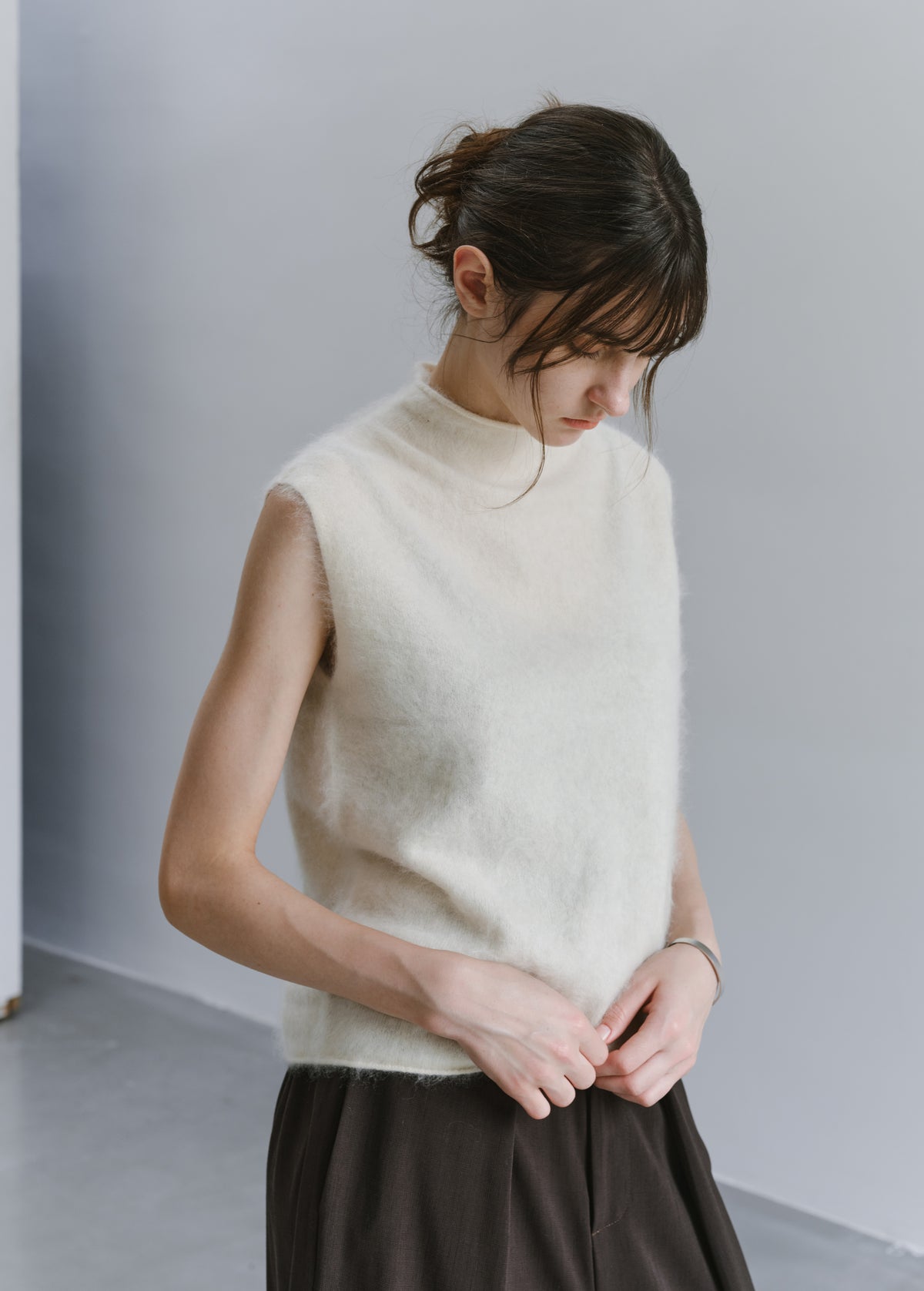 ROLL HEM SLEEVELESS WOOL TOP
