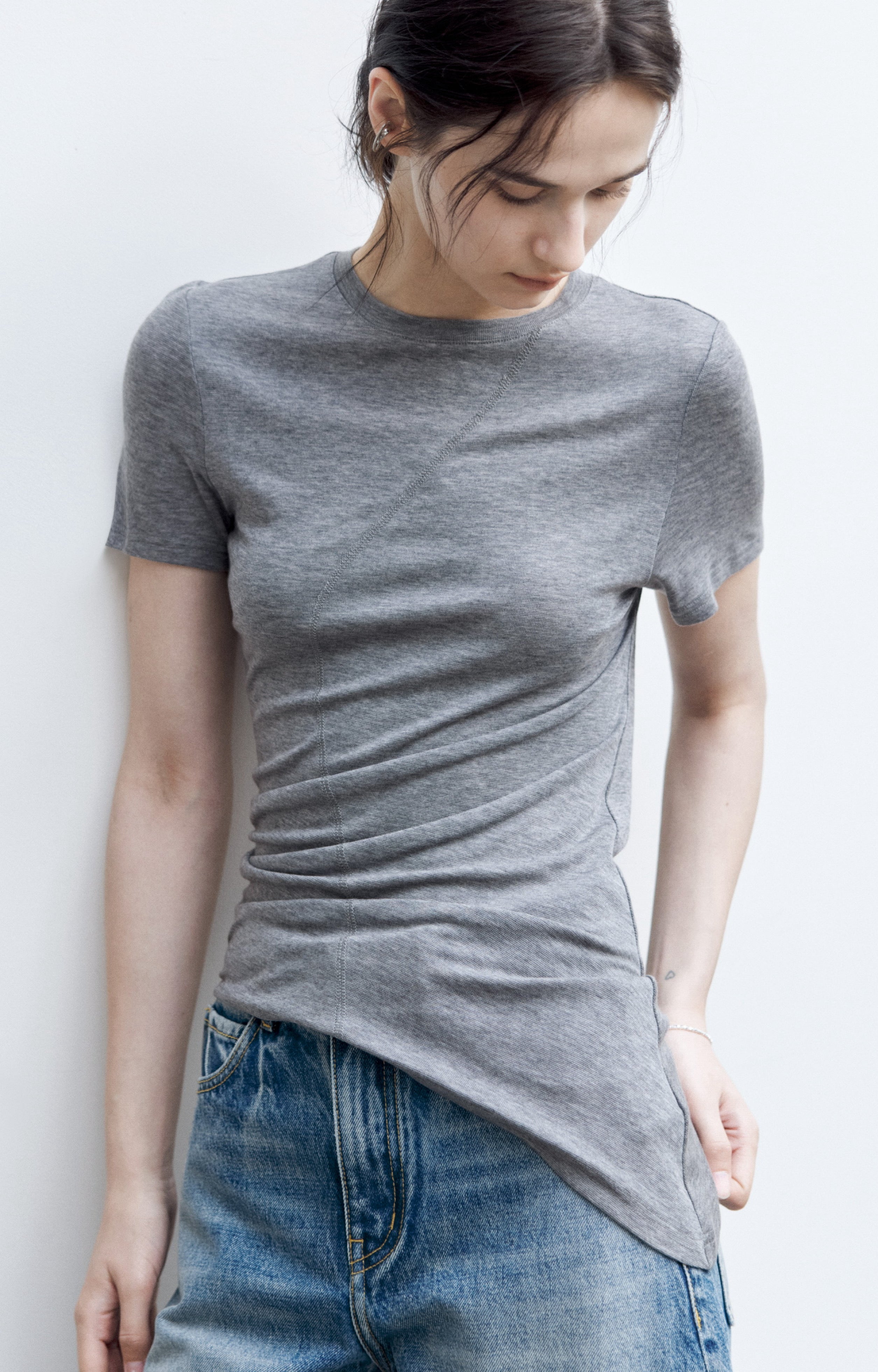 ASYMMETRIC HEM FIT T-SHIRT / アシンメトリーヘムフィットTシャツ