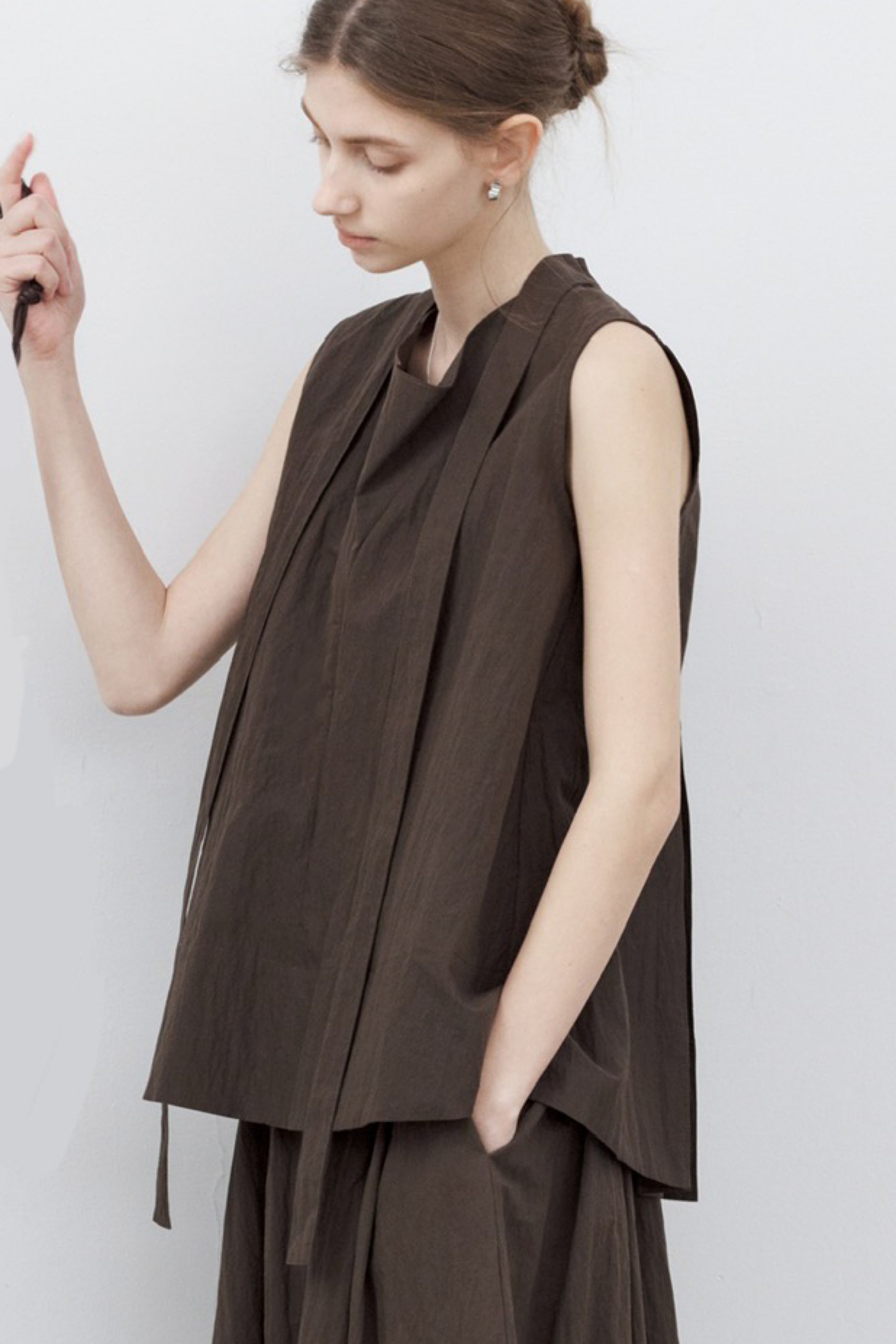 VOLUME FLARE BROWN BLOUSE