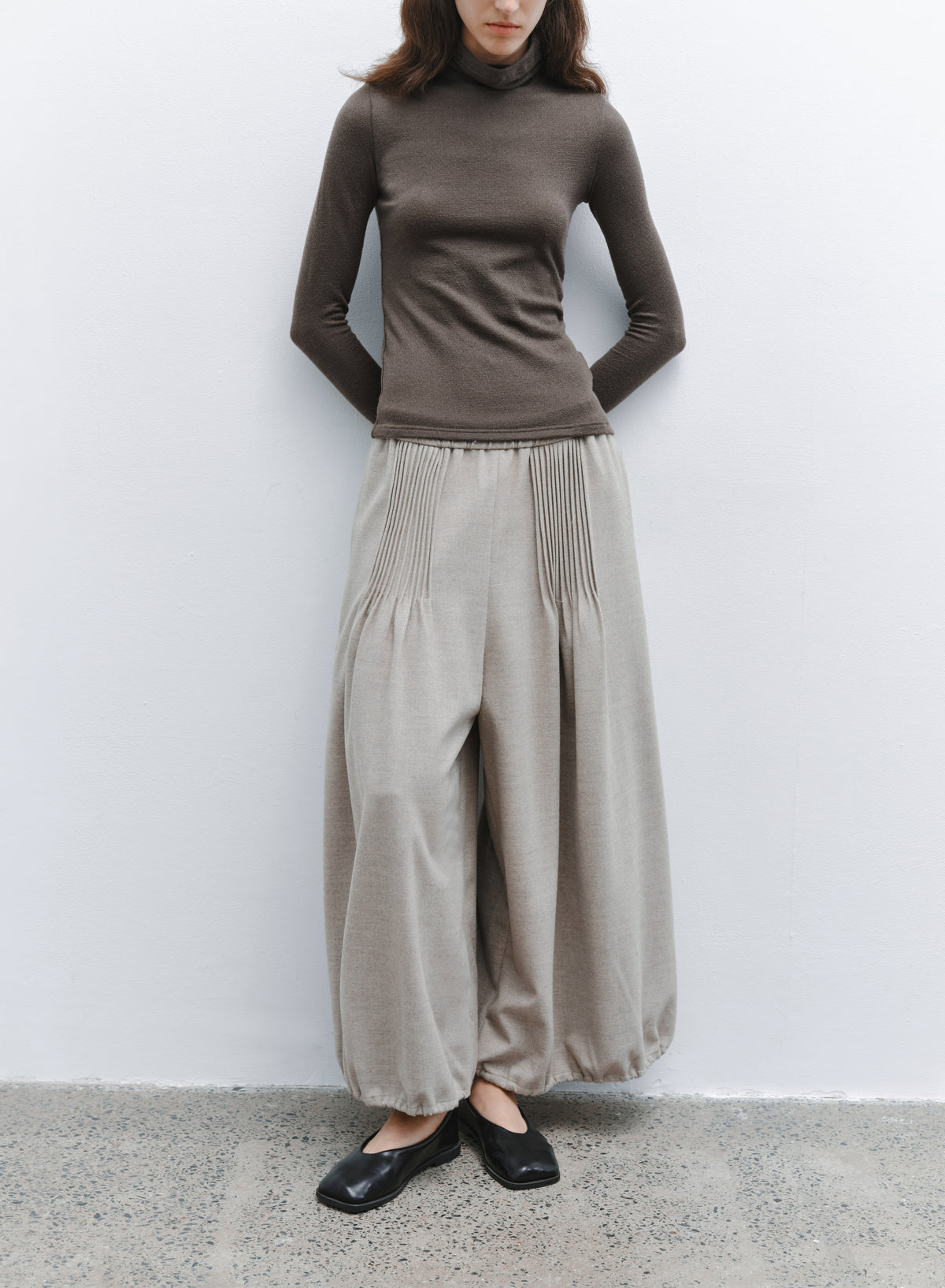 EDGE PLEATS LANTERN PANTS