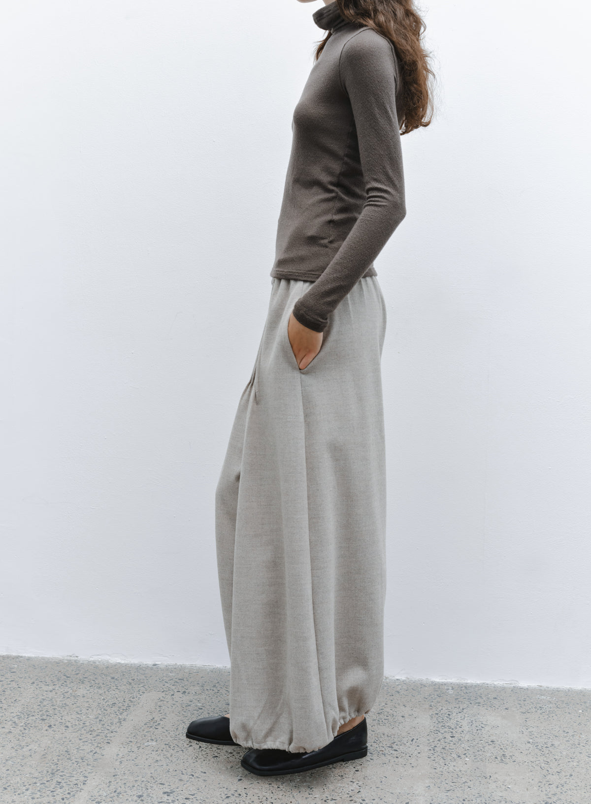 EDGE PLEATS LANTERN PANTS