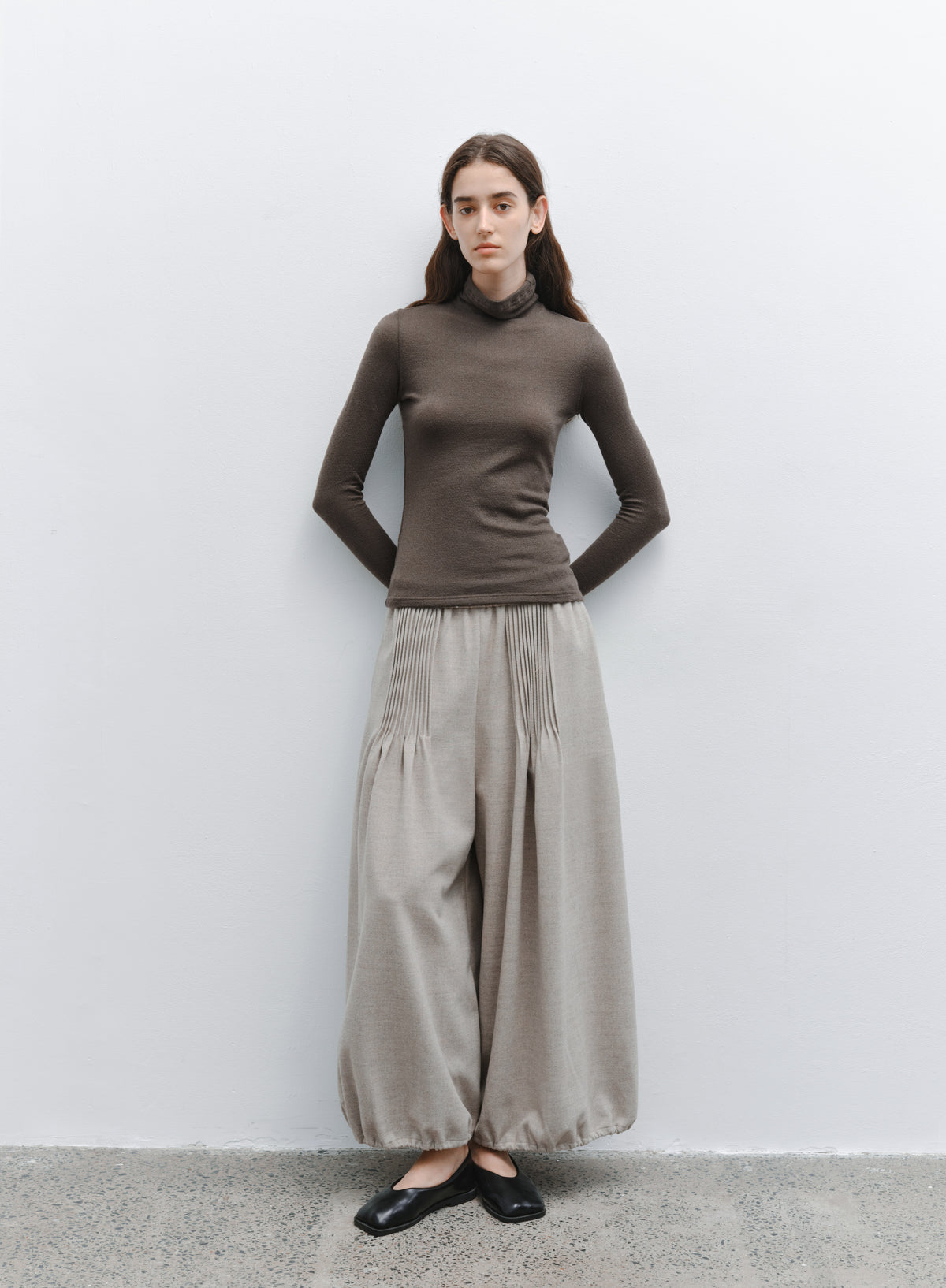 EDGE PLEATS LANTERN PANTS