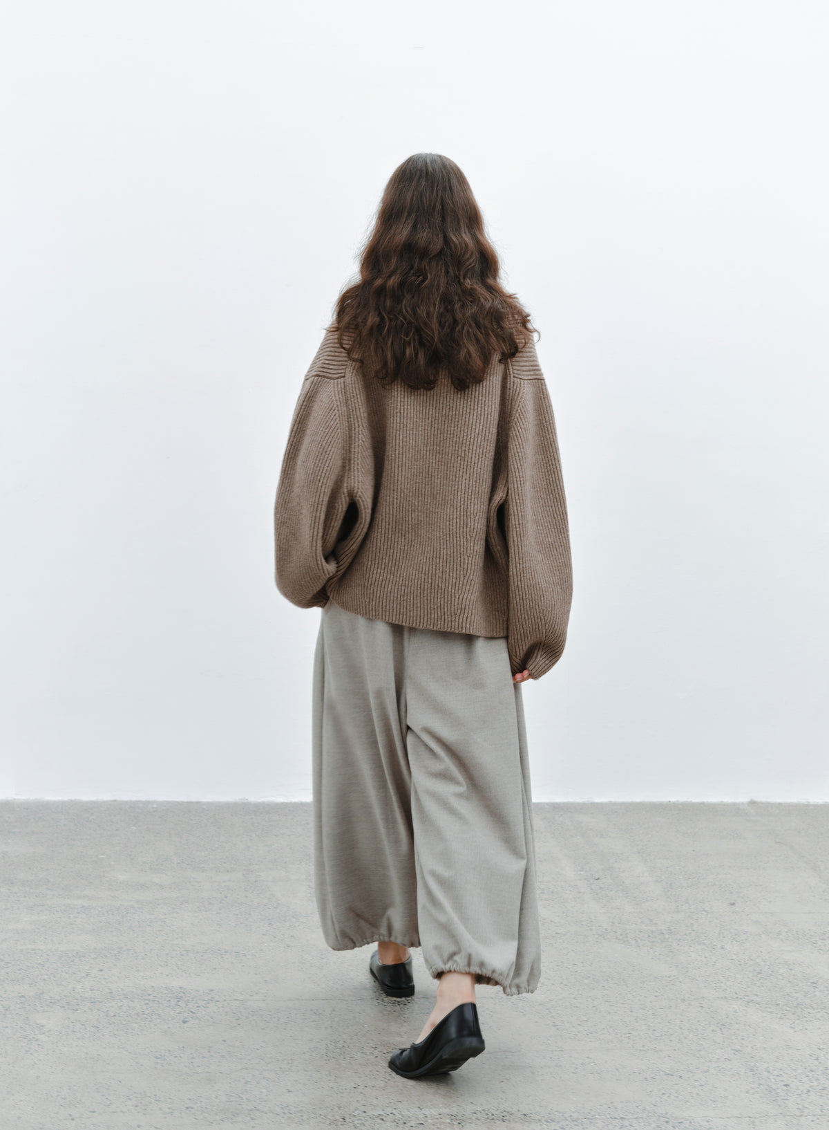 EDGE PLEATS LANTERN PANTS