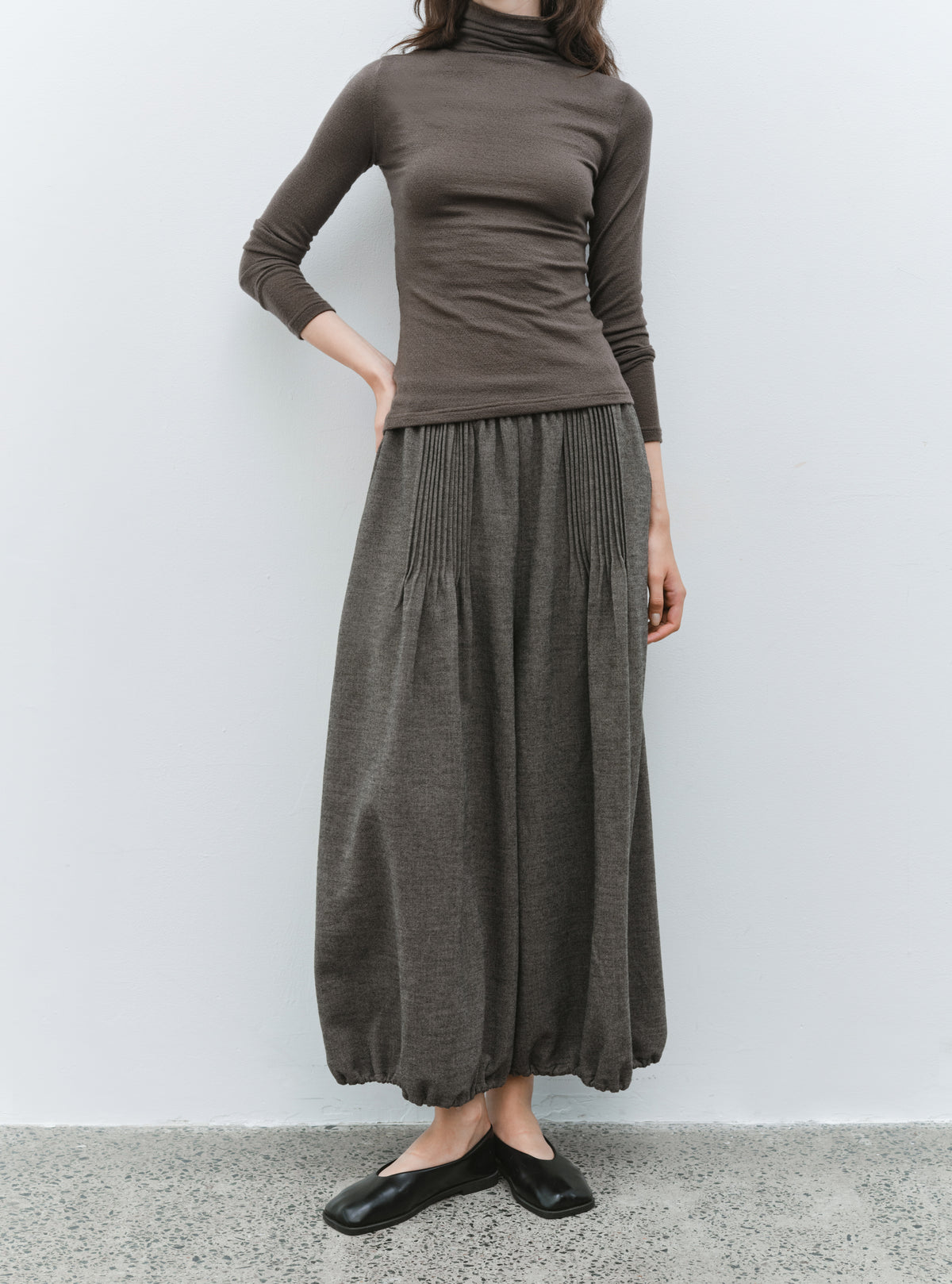 EDGE PLEATS LANTERN PANTS