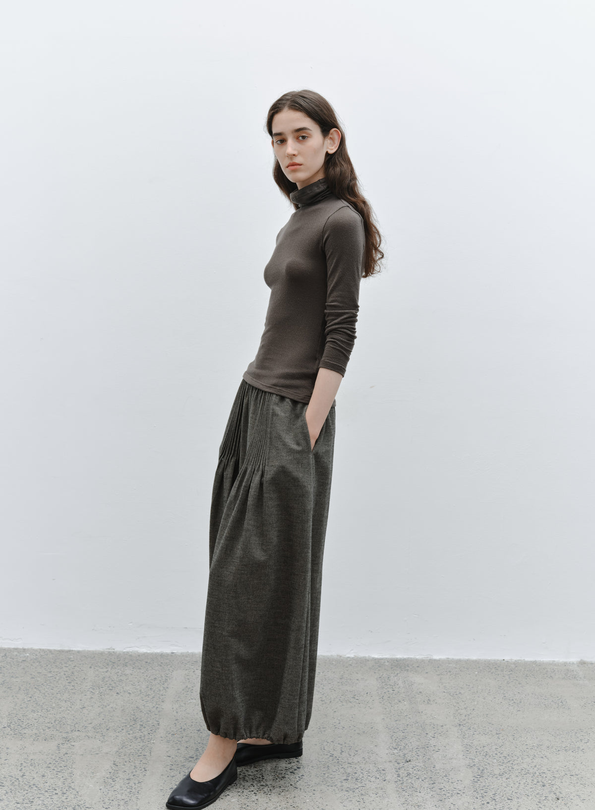 EDGE PLEATS LANTERN PANTS