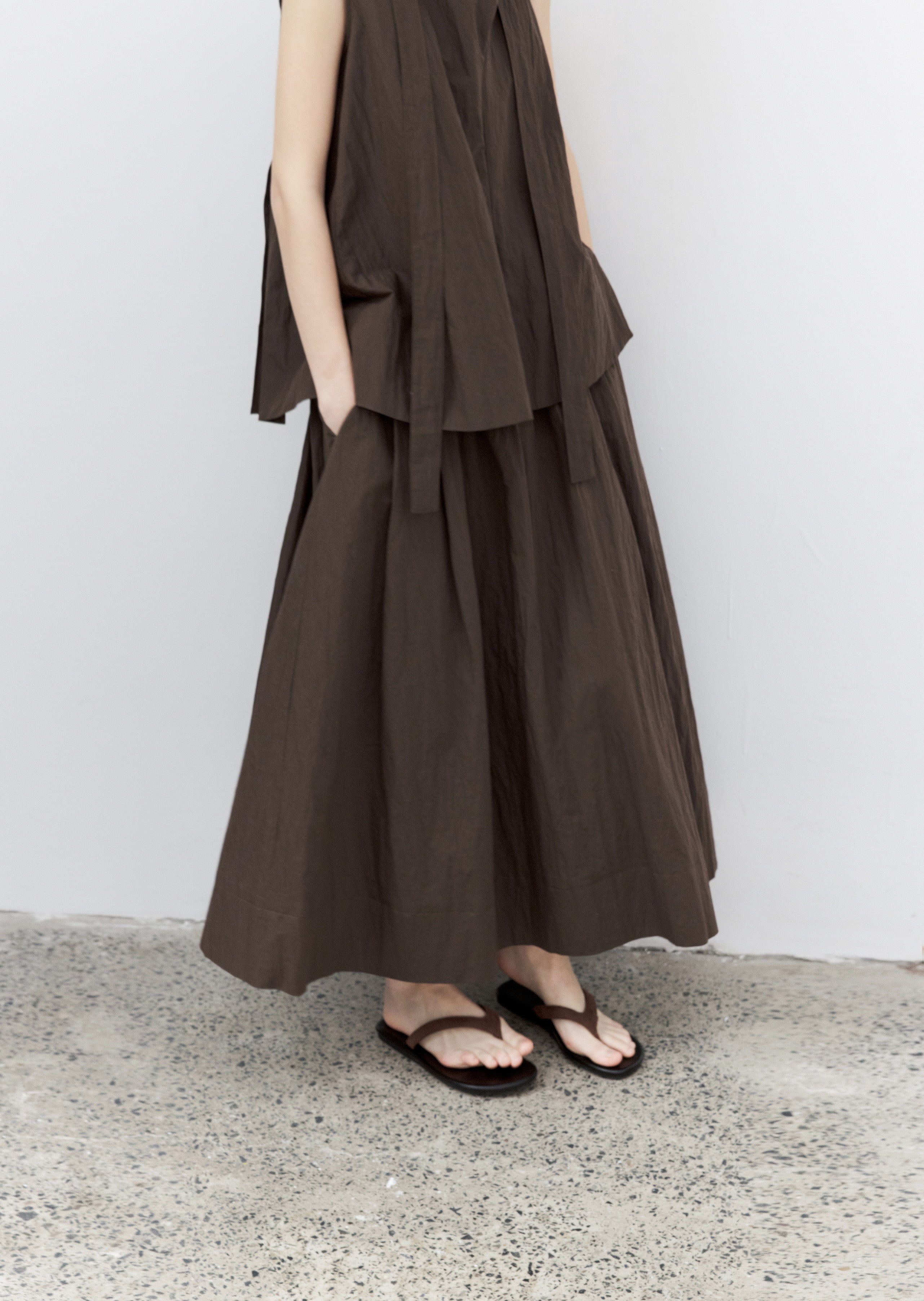 VOLUME GATHER BROWN SKIRT