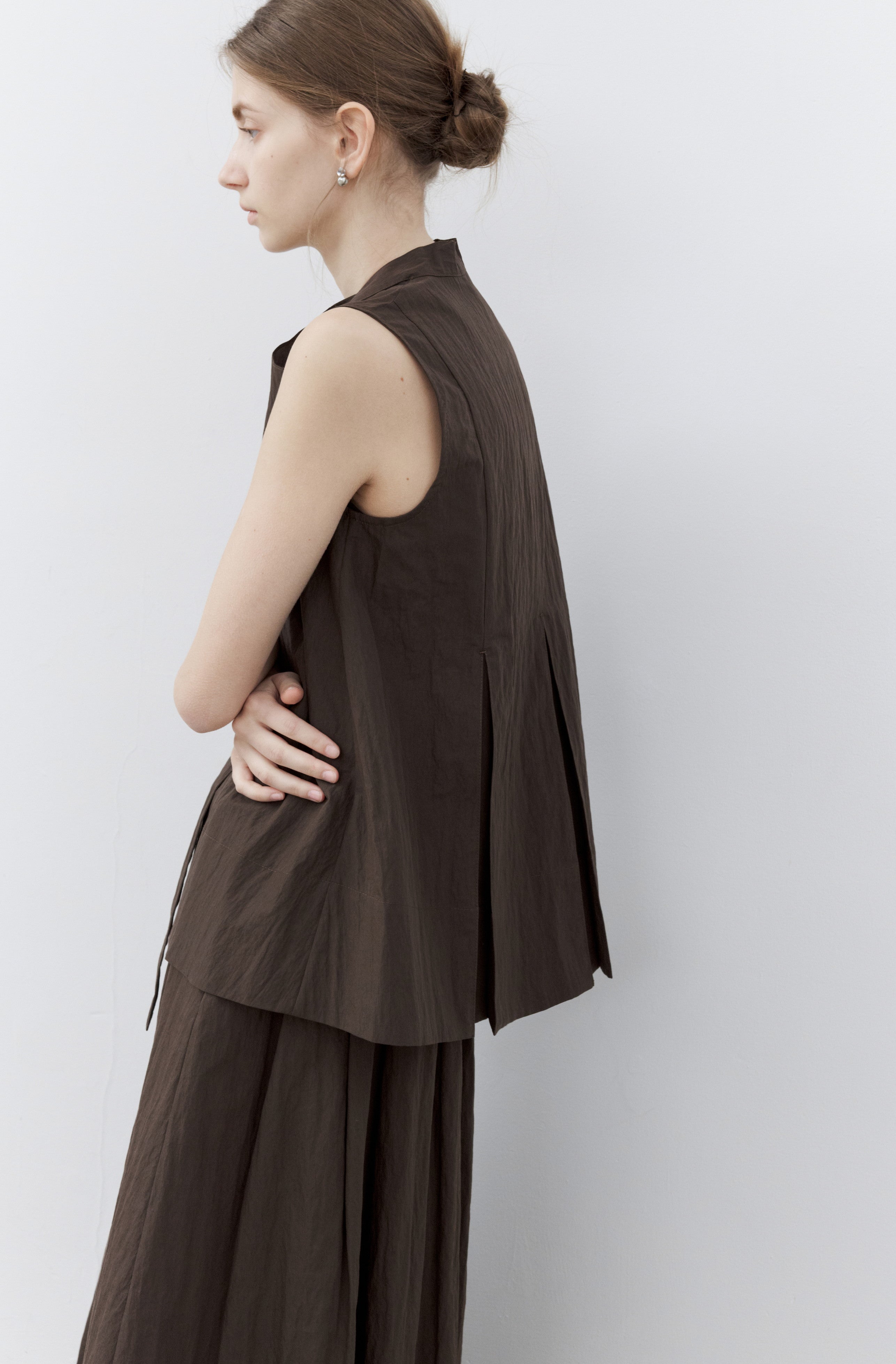 VOLUME FLARE BROWN BLOUSE