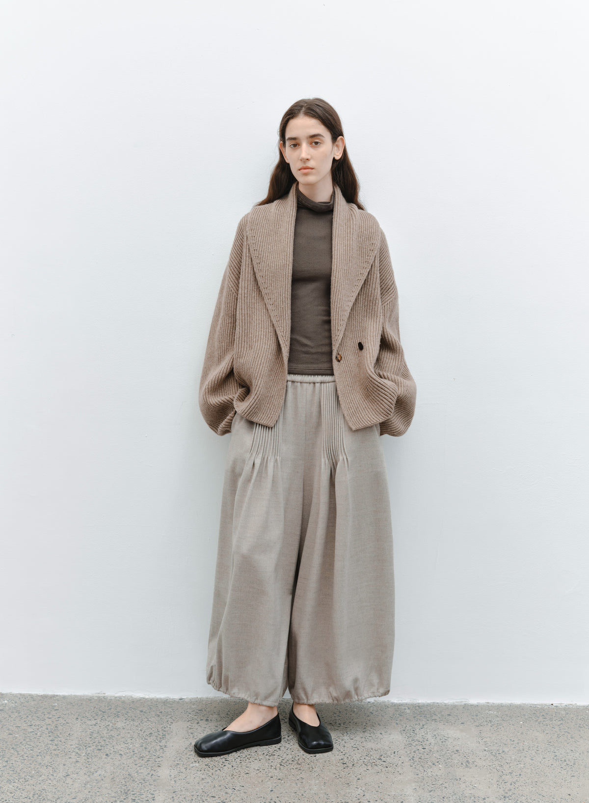 EDGE PLEATS LANTERN PANTS
