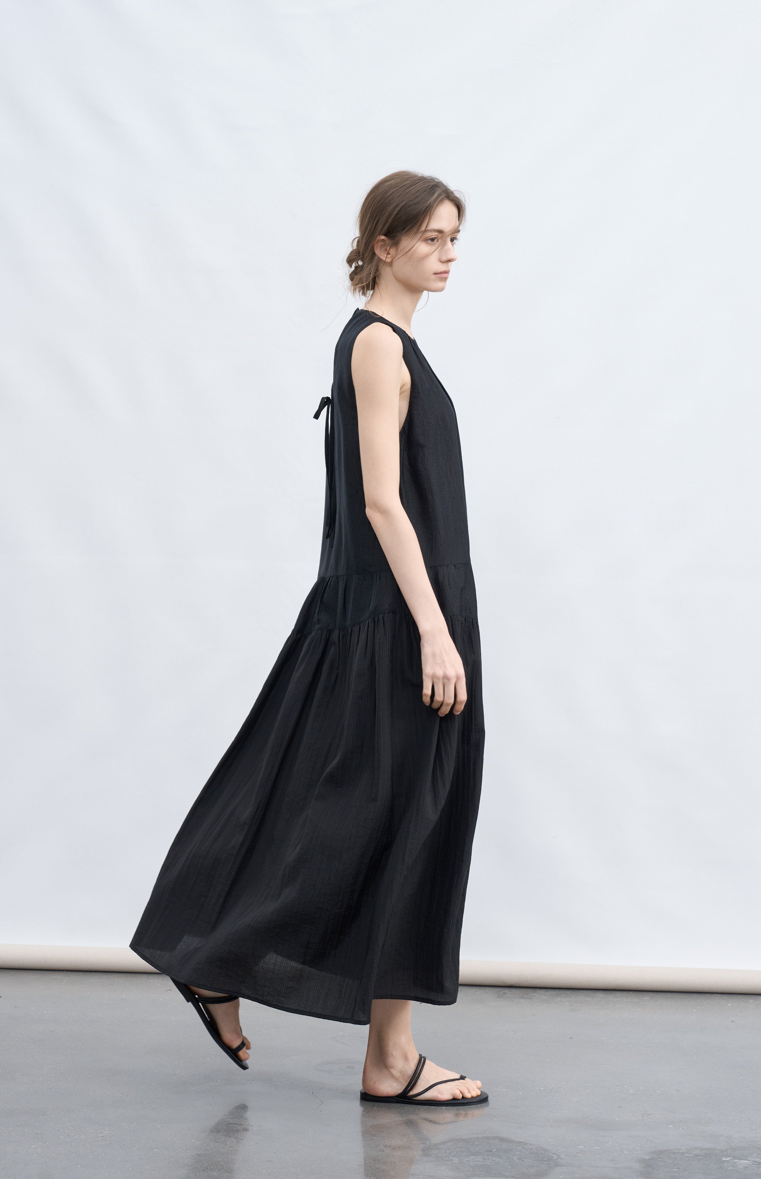 BACK RIBBON SMOOTH DRESS