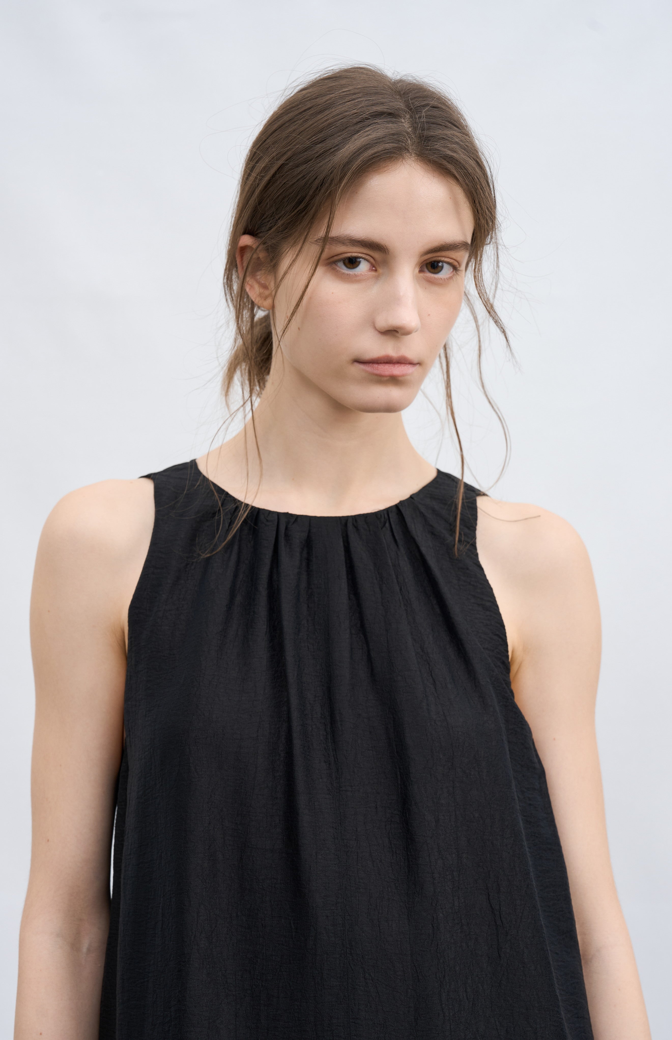 BACK RIBBON SMOOTH DRESS