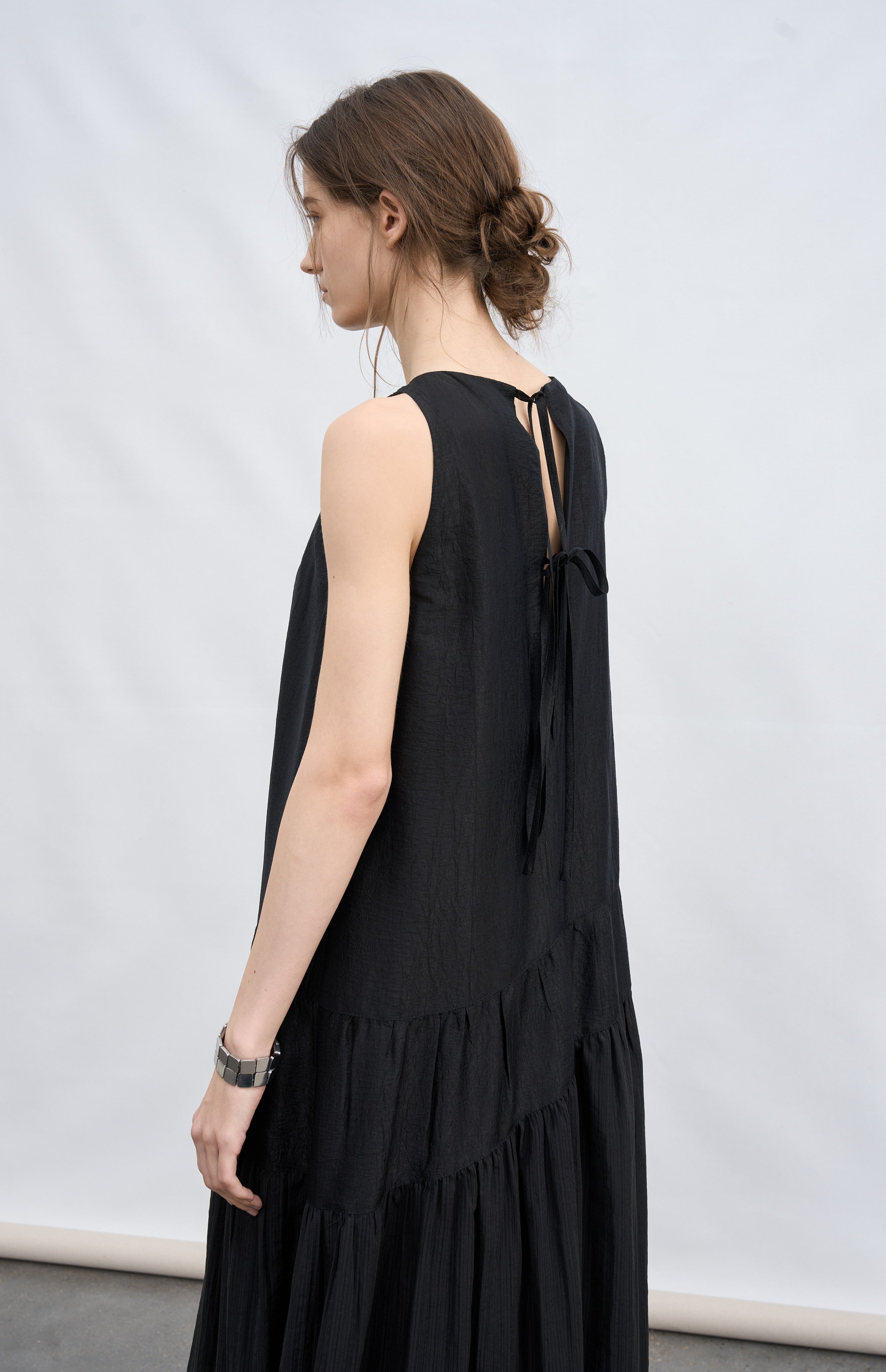 BACK RIBBON SMOOTH DRESS