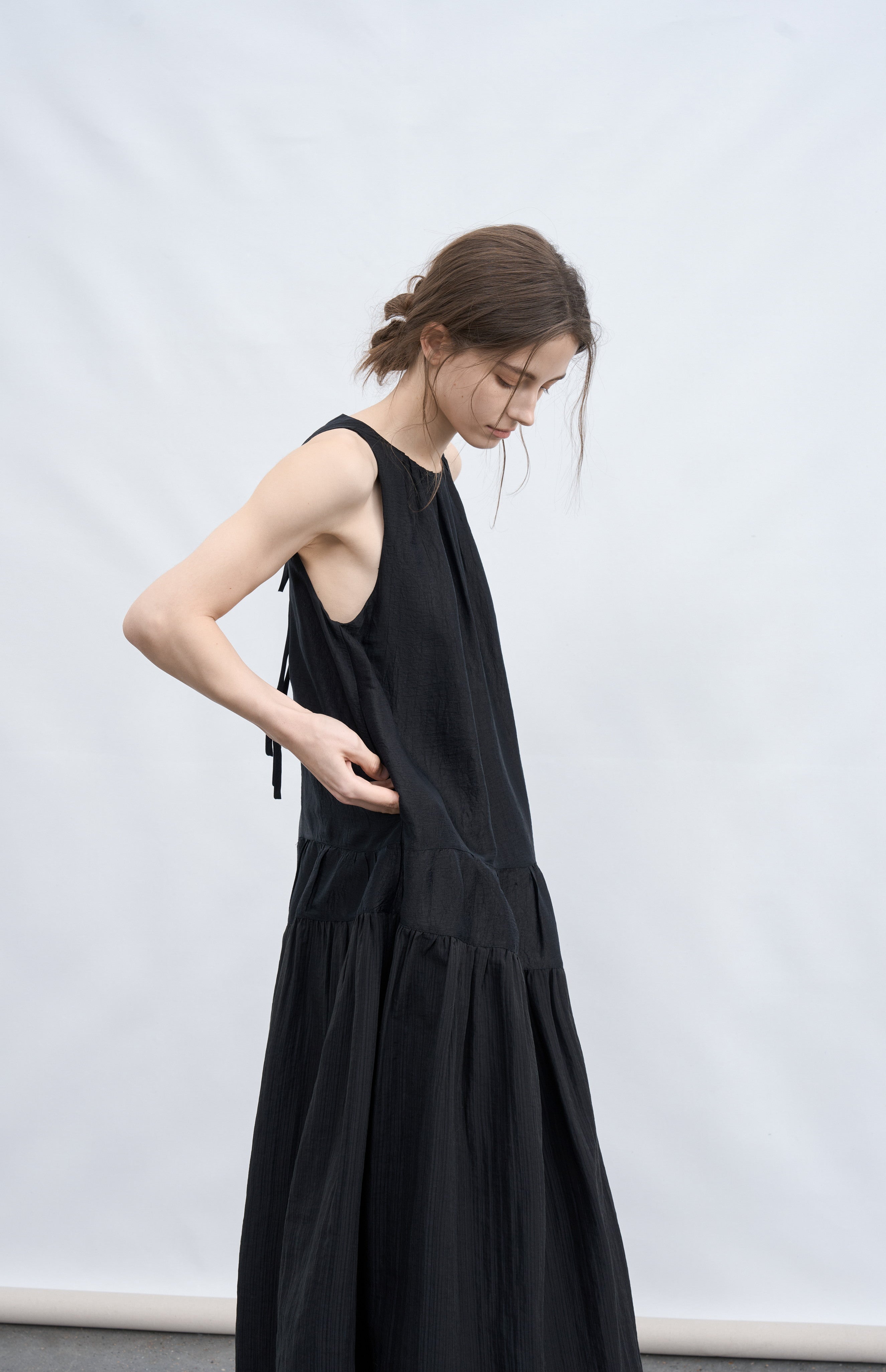 BACK RIBBON SMOOTH DRESS